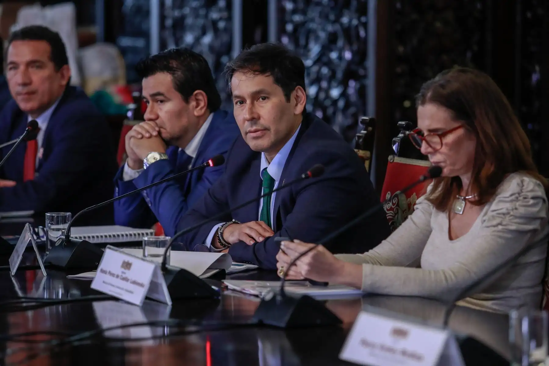 En una reunión de más de tres horas, el Gobierno dialogó con el gobernador regional de Apurímac, Percy Godoy; la vicegobernadora de Pasco, Sonia Guillermo; 38 alcaldes distritales y de centros poblados de Apurímac, Loreto y Cajamarca, así como artesanos del Cusco.
Foto: ANDINA/Presidencia Perú