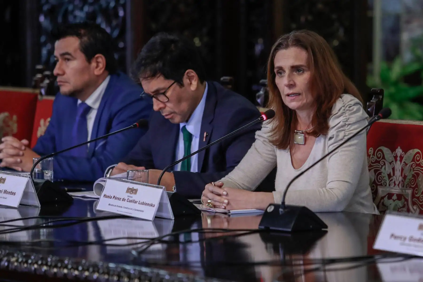 En una reunión de más de tres horas, el Gobierno dialogó con el gobernador regional de Apurímac, Percy Godoy; la vicegobernadora de Pasco, Sonia Guillermo; 38 alcaldes distritales y de centros poblados de Apurímac, Loreto y Cajamarca, así como artesanos del Cusco.
Foto: ANDINA/Presidencia Perú