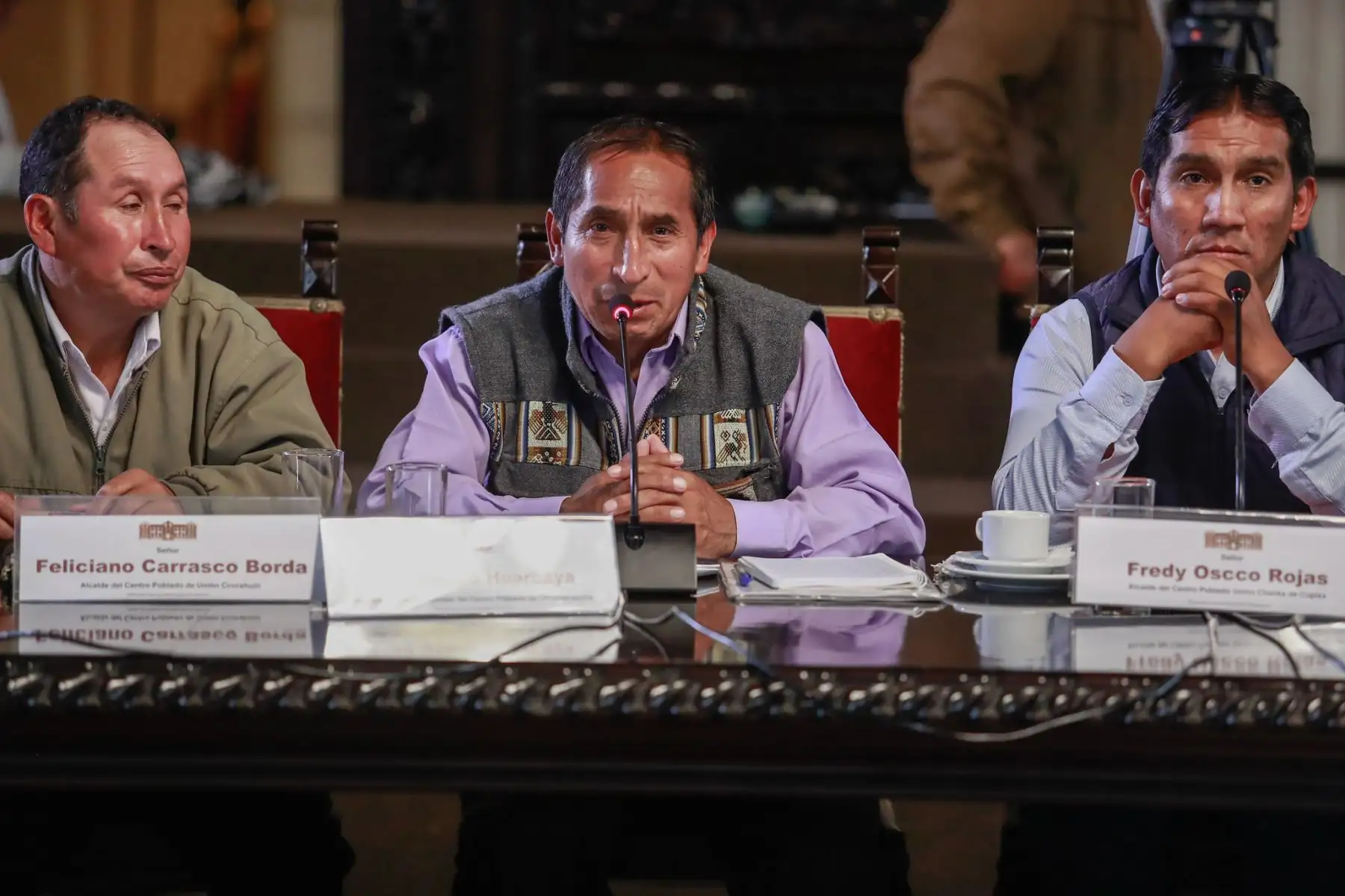 En una reunión de más de tres horas, el Gobierno dialogó con el gobernador regional de Apurímac, Percy Godoy; la vicegobernadora de Pasco, Sonia Guillermo; 38 alcaldes distritales y de centros poblados de Apurímac, Loreto y Cajamarca, así como artesanos del Cusco.
Foto: ANDINA/Presidencia Perú