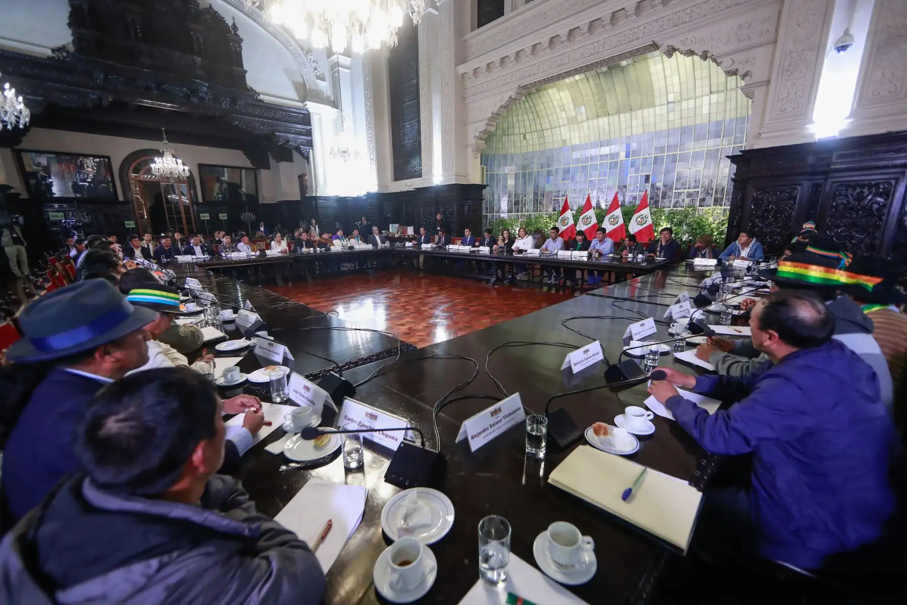 En una reunión de más de tres horas, el Gobierno dialogó con el gobernador regional de Apurímac, Percy Godoy; la vicegobernadora de Pasco, Sonia Guillermo; 38 alcaldes distritales y de centros poblados de Apurímac, Loreto y Cajamarca, así como artesanos del Cusco.
Foto: ANDINA/Presidencia Perú