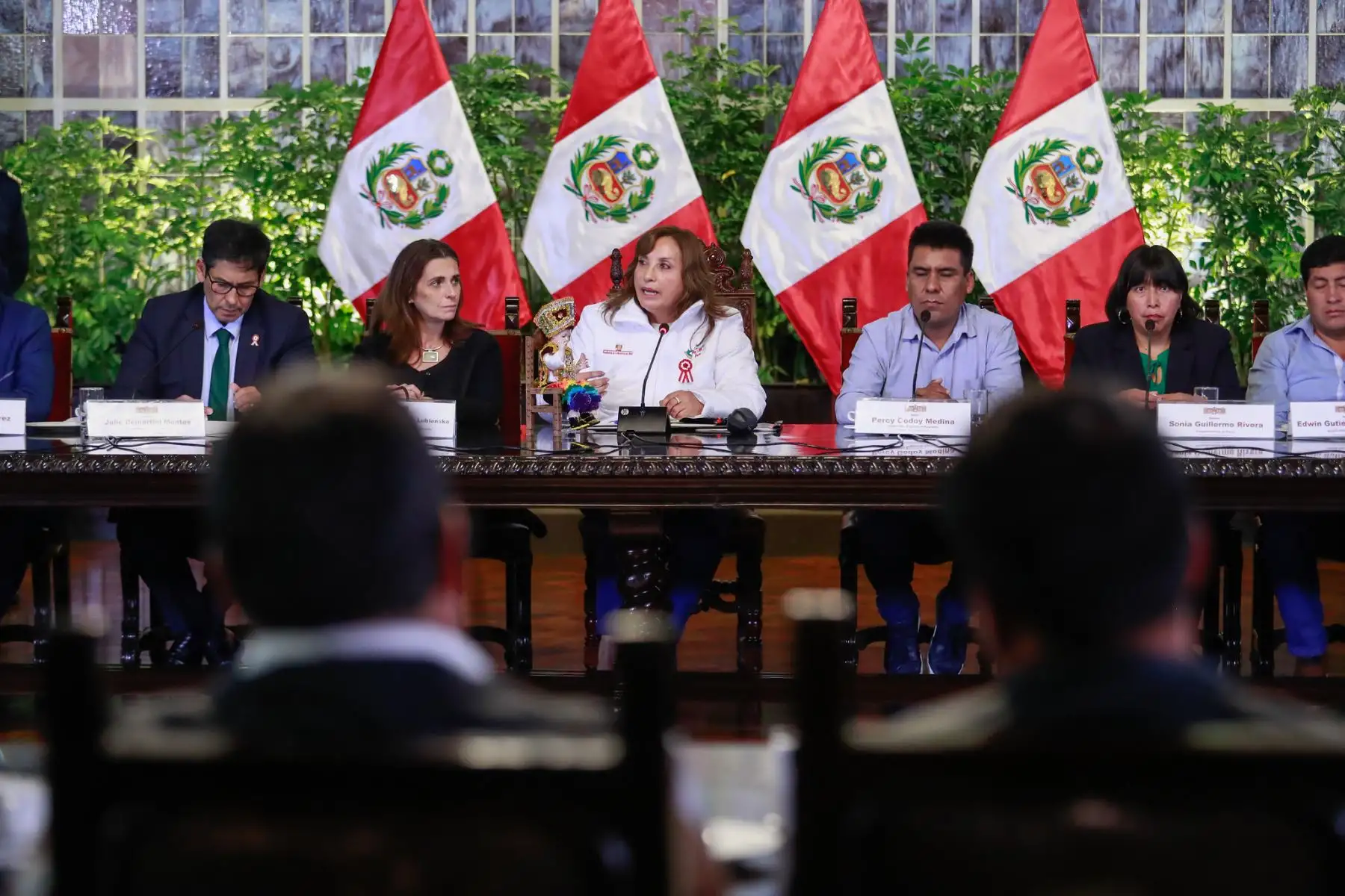 En una reunión de más de tres horas, el Gobierno dialogó con el gobernador regional de Apurímac, Percy Godoy; la vicegobernadora de Pasco, Sonia Guillermo; 38 alcaldes distritales y de centros poblados de Apurímac, Loreto y Cajamarca, así como artesanos del Cusco.
Foto: ANDINA/Presidencia Perú