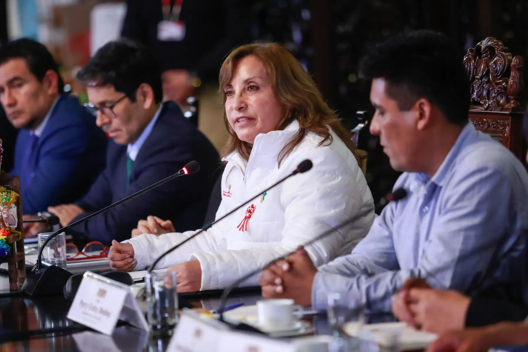 En una reunión de más de tres horas, el Gobierno dialogó con el gobernador regional de Apurímac, Percy Godoy; la vicegobernadora de Pasco, Sonia Guillermo; 38 alcaldes distritales y de centros poblados de Apurímac, Loreto y Cajamarca, así como artesanos del Cusco.
Foto: ANDINA/Presidencia Perú
