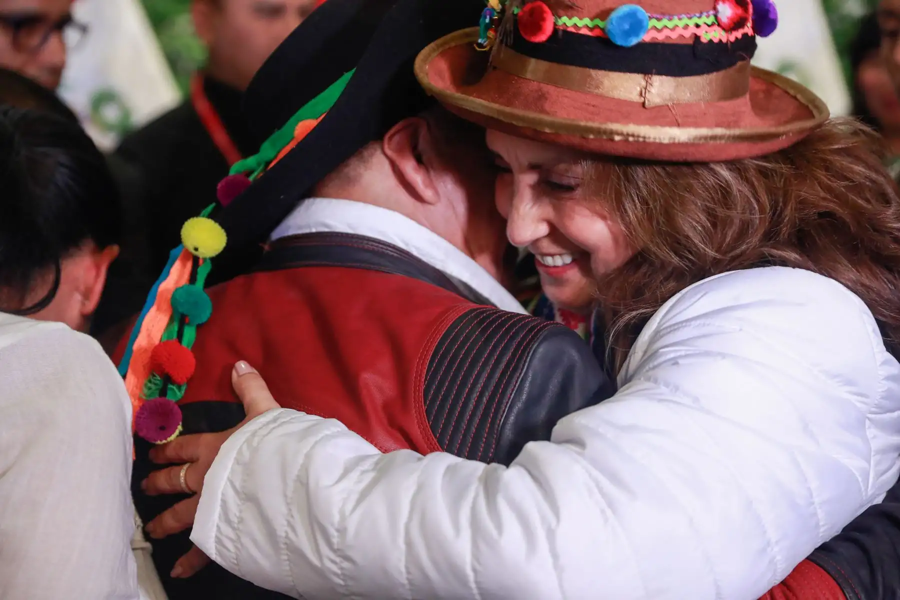 En una reunión de más de tres horas, el Gobierno dialogó con el gobernador regional de Apurímac, Percy Godoy; la vicegobernadora de Pasco, Sonia Guillermo; 38 alcaldes distritales y de centros poblados de Apurímac, Loreto y Cajamarca, así como artesanos del Cusco.
Foto: ANDINA/Presidencia Perú