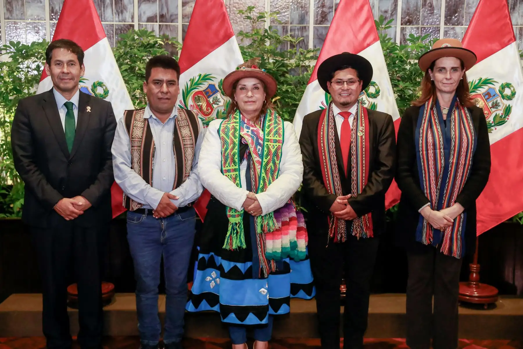En una reunión de más de tres horas, el Gobierno dialogó con el gobernador regional de Apurímac, Percy Godoy; la vicegobernadora de Pasco, Sonia Guillermo; 38 alcaldes distritales y de centros poblados de Apurímac, Loreto y Cajamarca, así como artesanos del Cusco.
Foto: ANDINA/Presidencia Perú