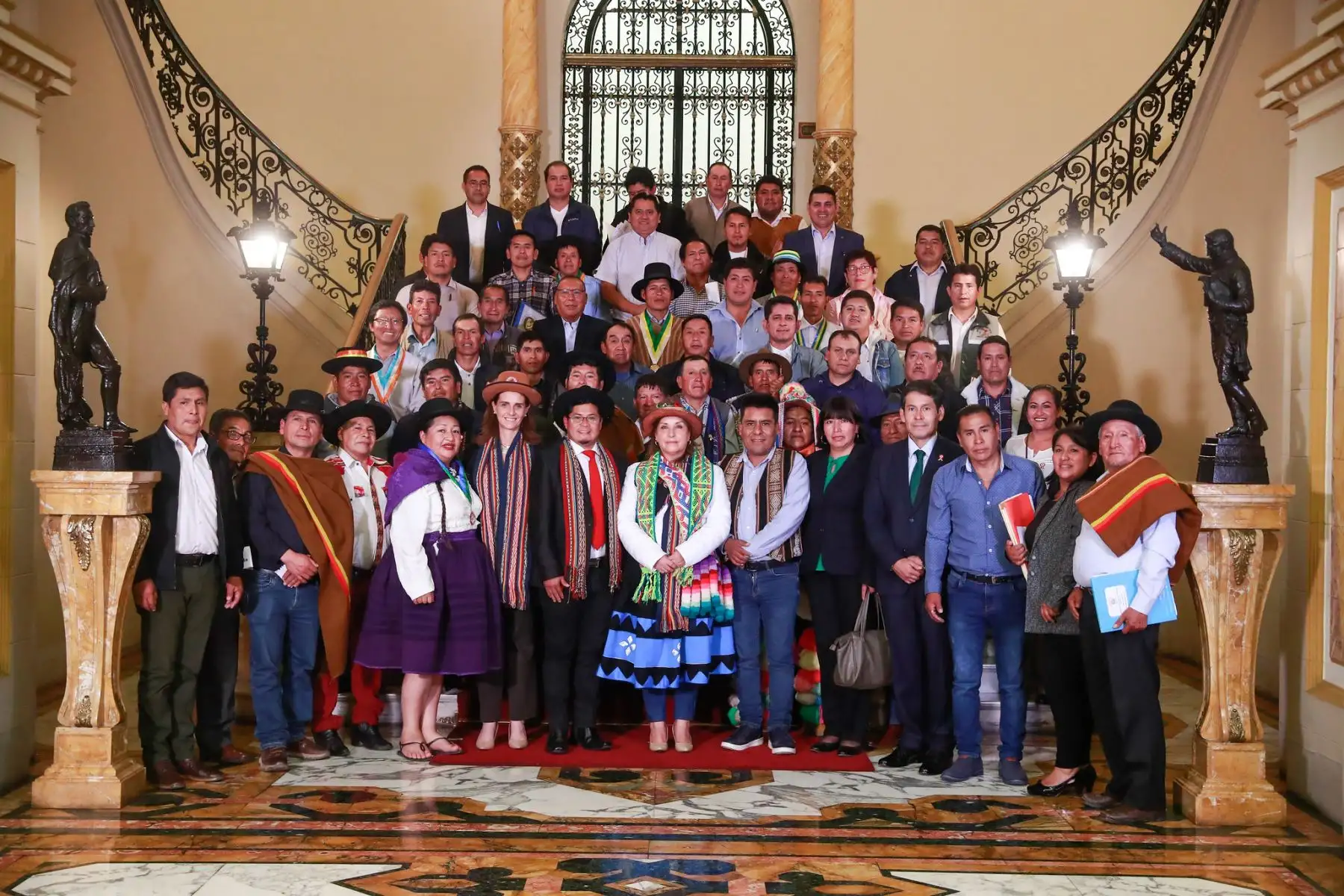 En una reunión de más de tres horas, el Gobierno dialogó con el gobernador regional de Apurímac, Percy Godoy; la vicegobernadora de Pasco, Sonia Guillermo; 38 alcaldes distritales y de centros poblados de Apurímac, Loreto y Cajamarca, así como artesanos del Cusco.
Foto: ANDINA/Presidencia Perú