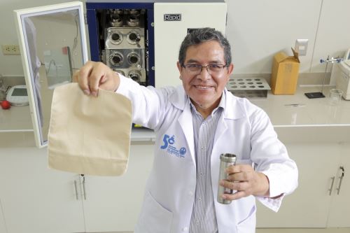 El doctor José Luis Solís Véliz se hizo conocido cuando en mayo del 2020, en plena pandemia, informó al país que se podía producir una tela capaz de destruir o inactivar al virus del covid-19. ANDINA/ UNI.