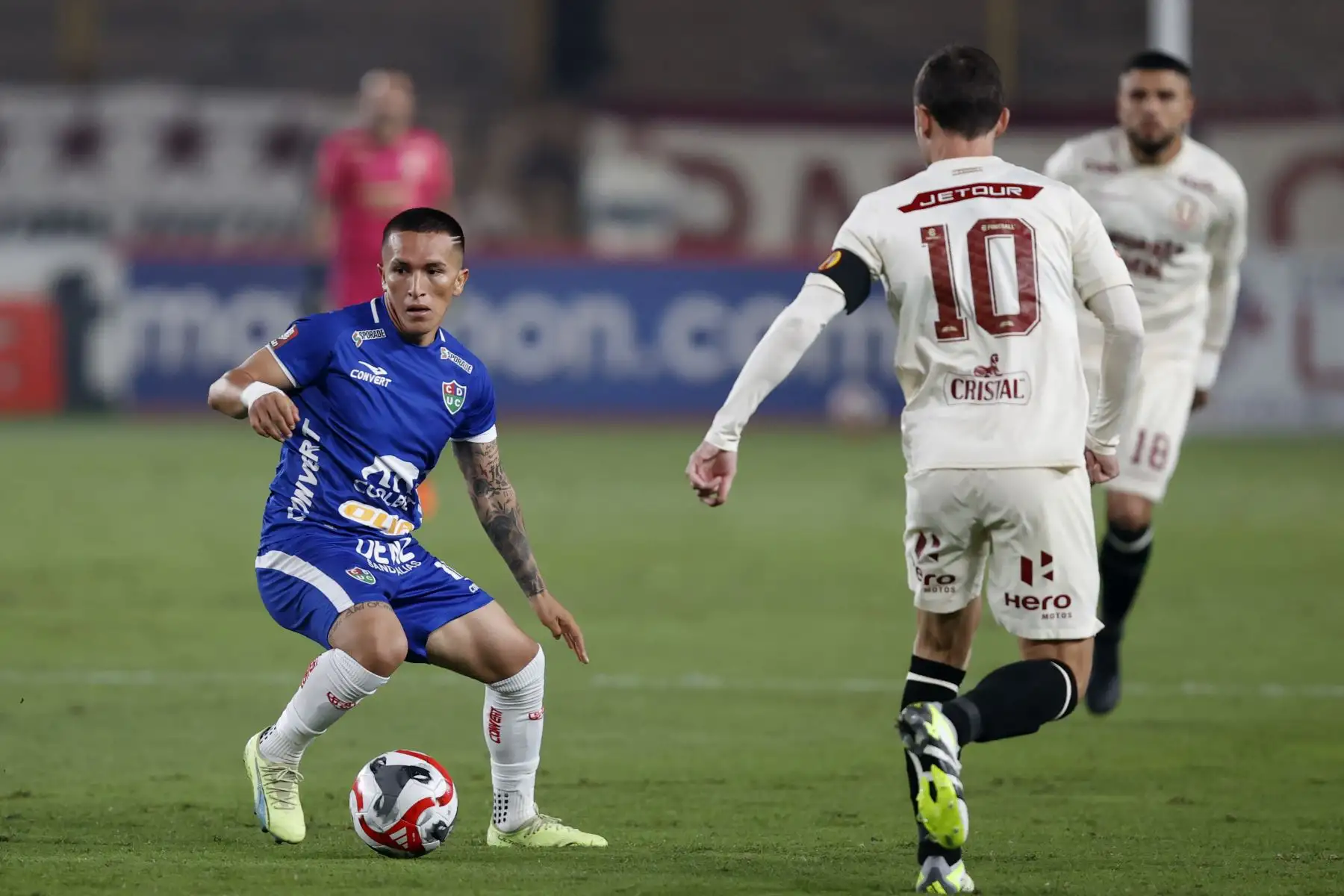 Con gol de penal anotado por Emmanuel Herrera en el minuto 37 del primer tiempo y otro de José Rivera, en el minuto 14 del segundo tiempo, Universitario de Deportes derrota esta noche por 2-0 a Unión Comercio en el estadio Monumental de Ate. El partido es válido por la fecha 4 del torneo Clausura del fútbol peruano.
Foto: ANDINA/Vidal Tarqui