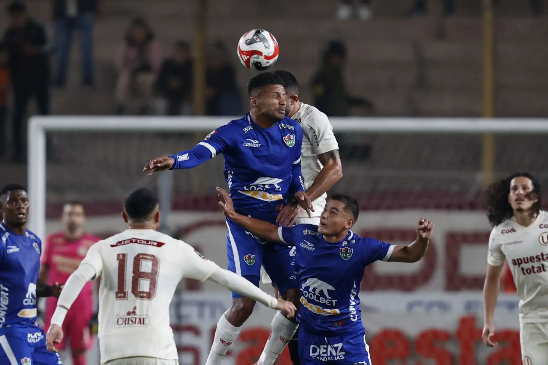 Con gol de penal anotado por Emmanuel Herrera en el minuto 37 del primer tiempo y otro de José Rivera, en el minuto 14 del segundo tiempo, Universitario de Deportes derrota esta noche por 2-0 a Unión Comercio en el estadio Monumental de Ate. El partido es válido por la fecha 4 del torneo Clausura del fútbol peruano.
Foto: ANDINA/Vidal Tarqui