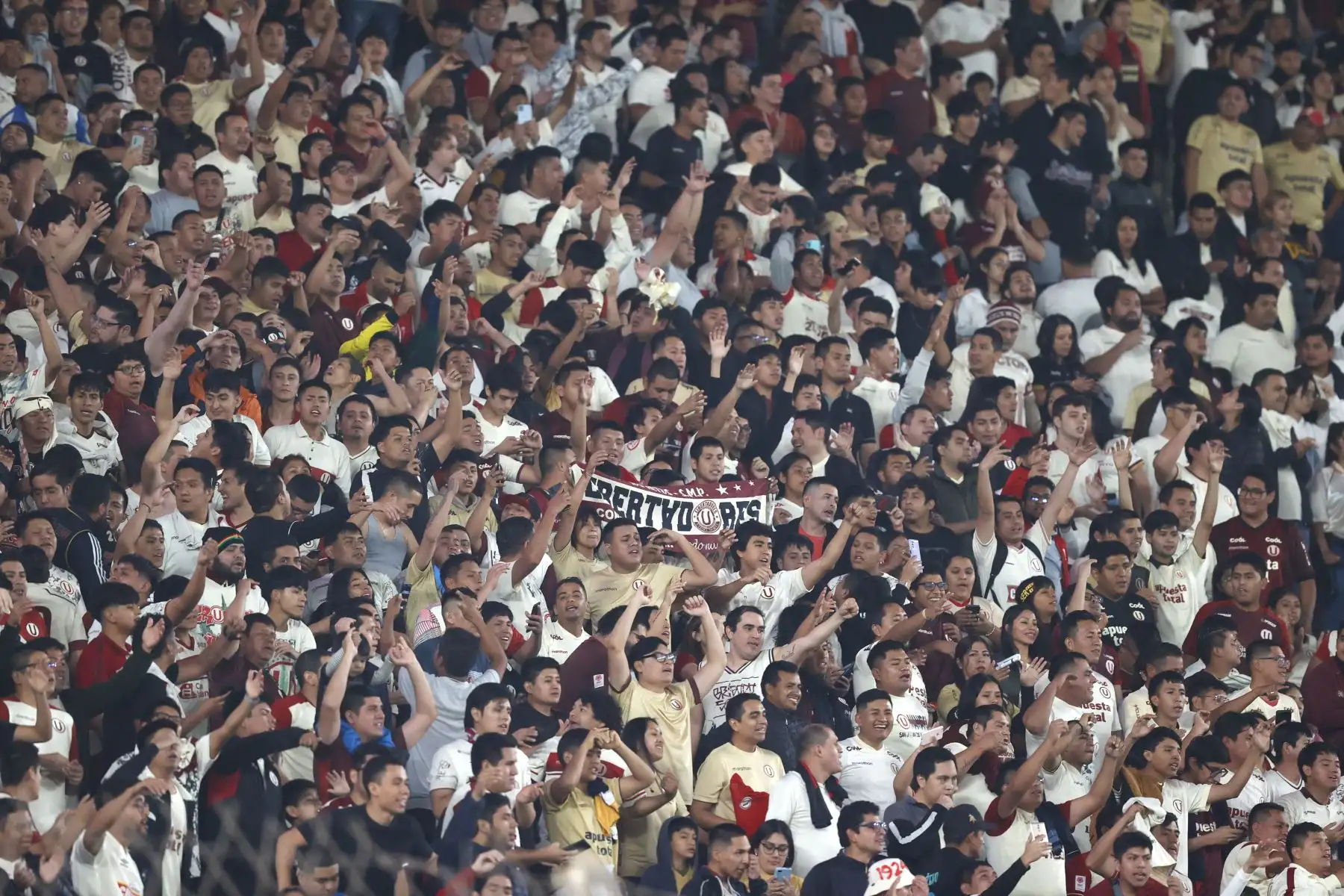 Con gol de penal anotado por Emmanuel Herrera en el minuto 37 del primer tiempo y otro de José Rivera, en el minuto 14 del segundo tiempo, Universitario de Deportes derrota esta noche por 2-0 a Unión Comercio en el estadio Monumental de Ate. El partido es válido por la fecha 4 del torneo Clausura del fútbol peruano.
Foto: ANDINA/Vidal Tarqui