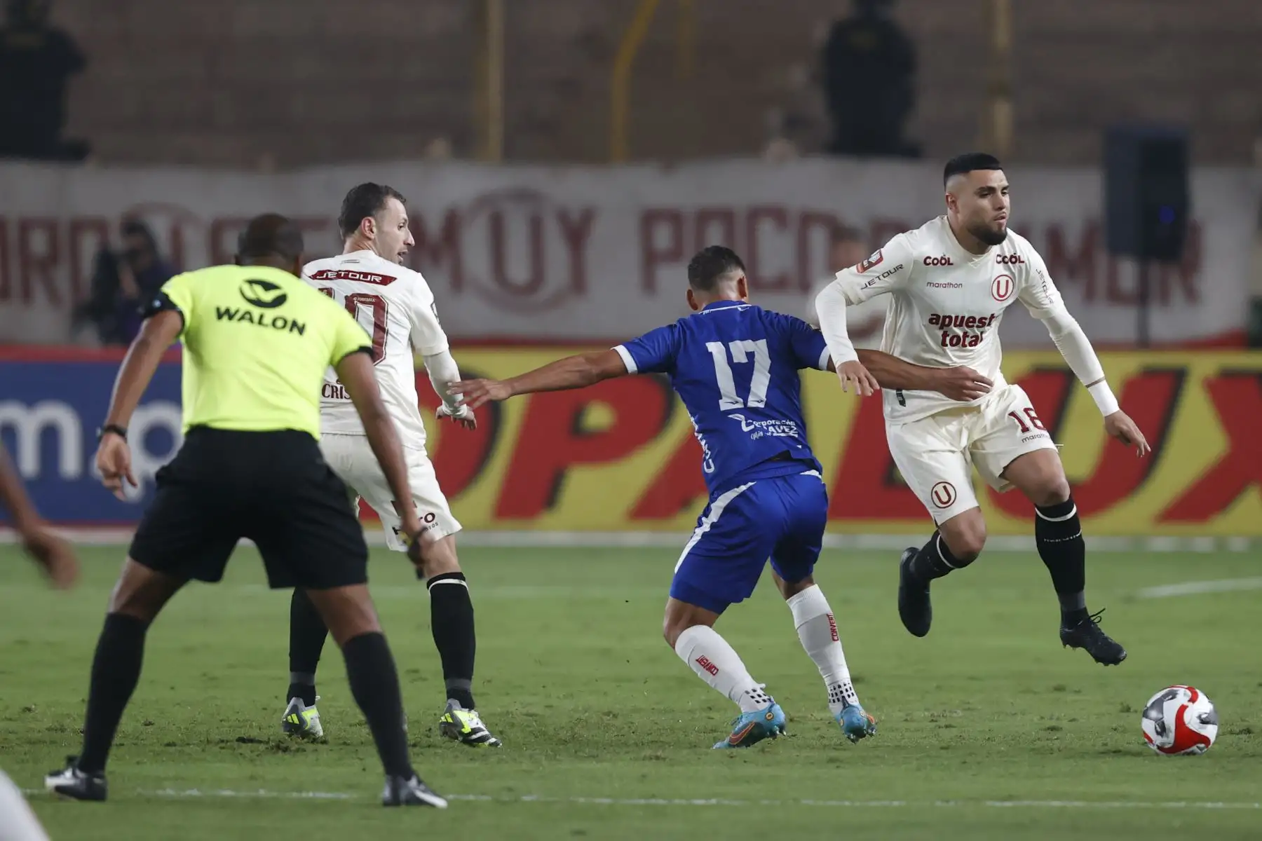 Con gol de penal anotado por Emmanuel Herrera en el minuto 37 del primer tiempo y otro de José Rivera, en el minuto 14 del segundo tiempo, Universitario de Deportes derrota esta noche por 2-0 a Unión Comercio en el estadio Monumental de Ate. El partido es válido por la fecha 4 del torneo Clausura del fútbol peruano.
Foto: ANDINA/Vidal Tarqui