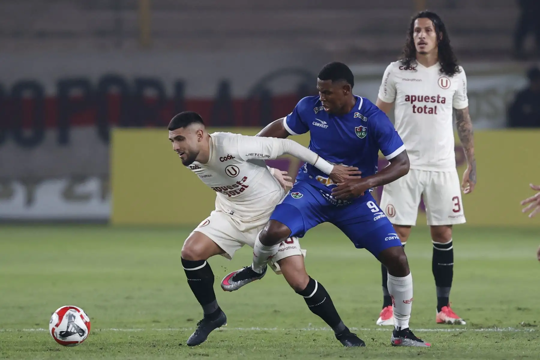 Con gol de penal anotado por Emmanuel Herrera en el minuto 37 del primer tiempo y otro de José Rivera, en el minuto 14 del segundo tiempo, Universitario de Deportes derrota esta noche por 2-0 a Unión Comercio en el estadio Monumental de Ate. El partido es válido por la fecha 4 del torneo Clausura del fútbol peruano.
Foto: ANDINA/Vidal Tarqui