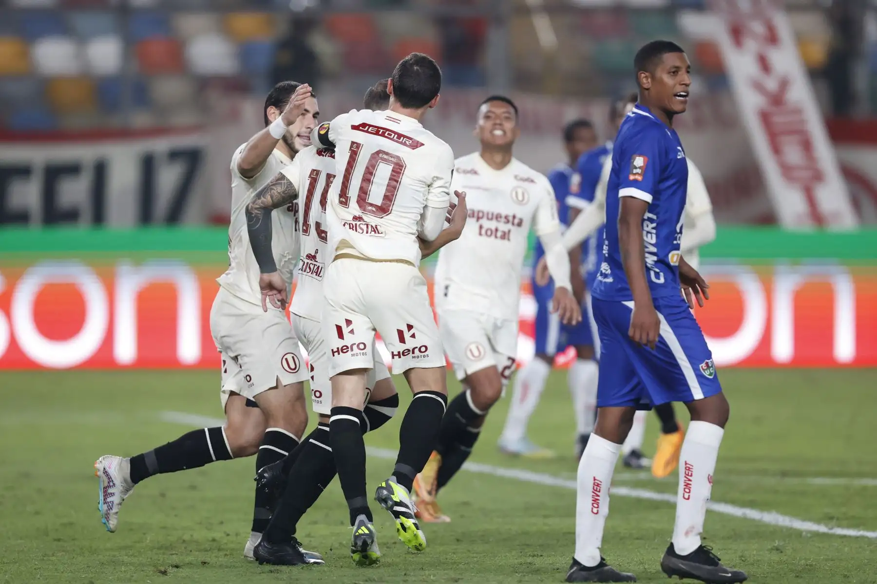 Con gol de penal anotado por Emmanuel Herrera en el minuto 37 del primer tiempo y otro de José Rivera, en el minuto 14 del segundo tiempo, Universitario de Deportes derrota esta noche por 2-0 a Unión Comercio en el estadio Monumental de Ate. El partido es válido por la fecha 4 del torneo Clausura del fútbol peruano.
Foto: ANDINA/Vidal Tarqui
