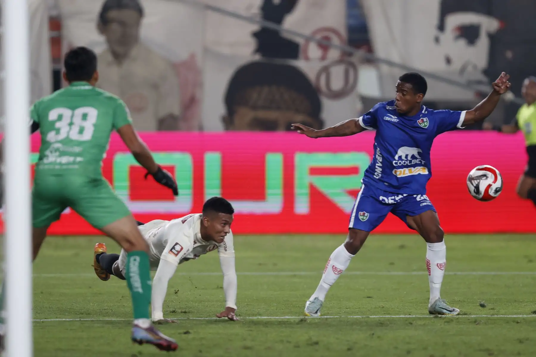 Con gol de penal anotado por Emmanuel Herrera en el minuto 37 del primer tiempo y otro de José Rivera, en el minuto 14 del segundo tiempo, Universitario de Deportes derrota esta noche por 2-0 a Unión Comercio en el estadio Monumental de Ate. El partido es válido por la fecha 4 del torneo Clausura del fútbol peruano.
Foto: ANDINA/Vidal Tarqui