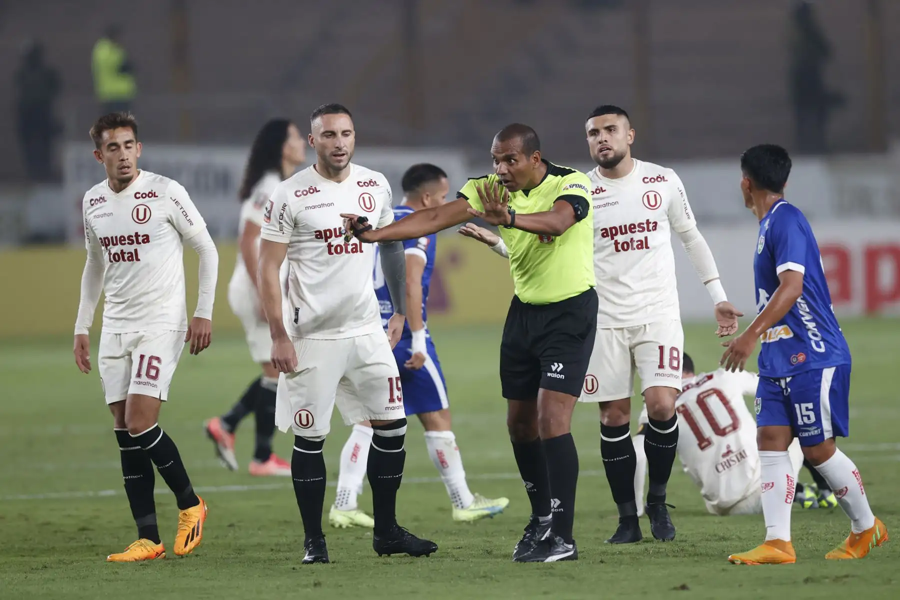 Con gol de penal anotado por Emmanuel Herrera en el minuto 37 del primer tiempo y otro de José Rivera, en el minuto 14 del segundo tiempo, Universitario de Deportes derrota esta noche por 2-0 a Unión Comercio en el estadio Monumental de Ate. El partido es válido por la fecha 4 del torneo Clausura del fútbol peruano.
Foto: ANDINA/Vidal Tarqui