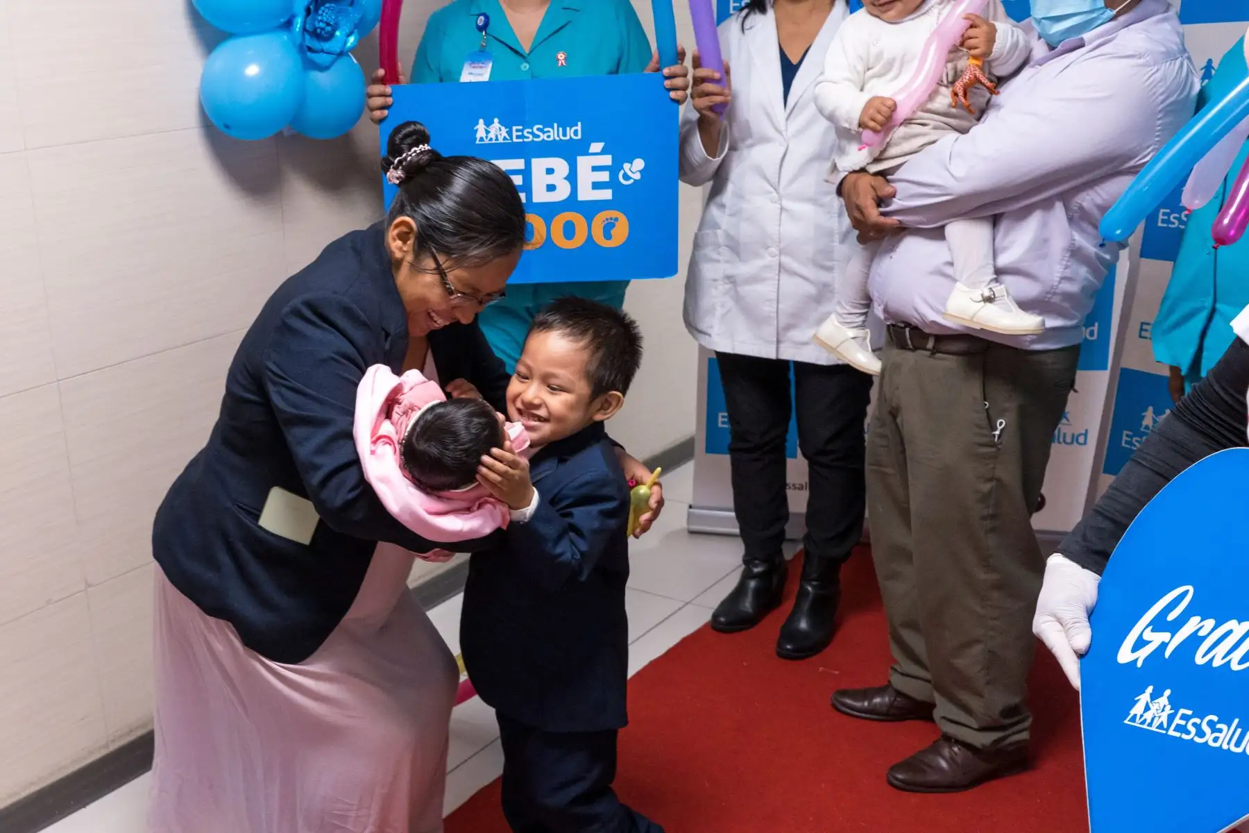 El Seguro Social de Salud (EsSalud) se convirtió en parte de la historia de la pequeña Rut Noemí, quien se convirtió en el bebé 40 000 que nace en el Hospital Guillermo Almenara, luego de 39 semanas de gestación. Sus padres, Jeny Tanta Sulca y Armando Villamonte Sarihuaman, por primera vez lograron abrazarla, llenos de emoción, a las 10:10 a. m. del 10 de julio.
Foto: EsSalud