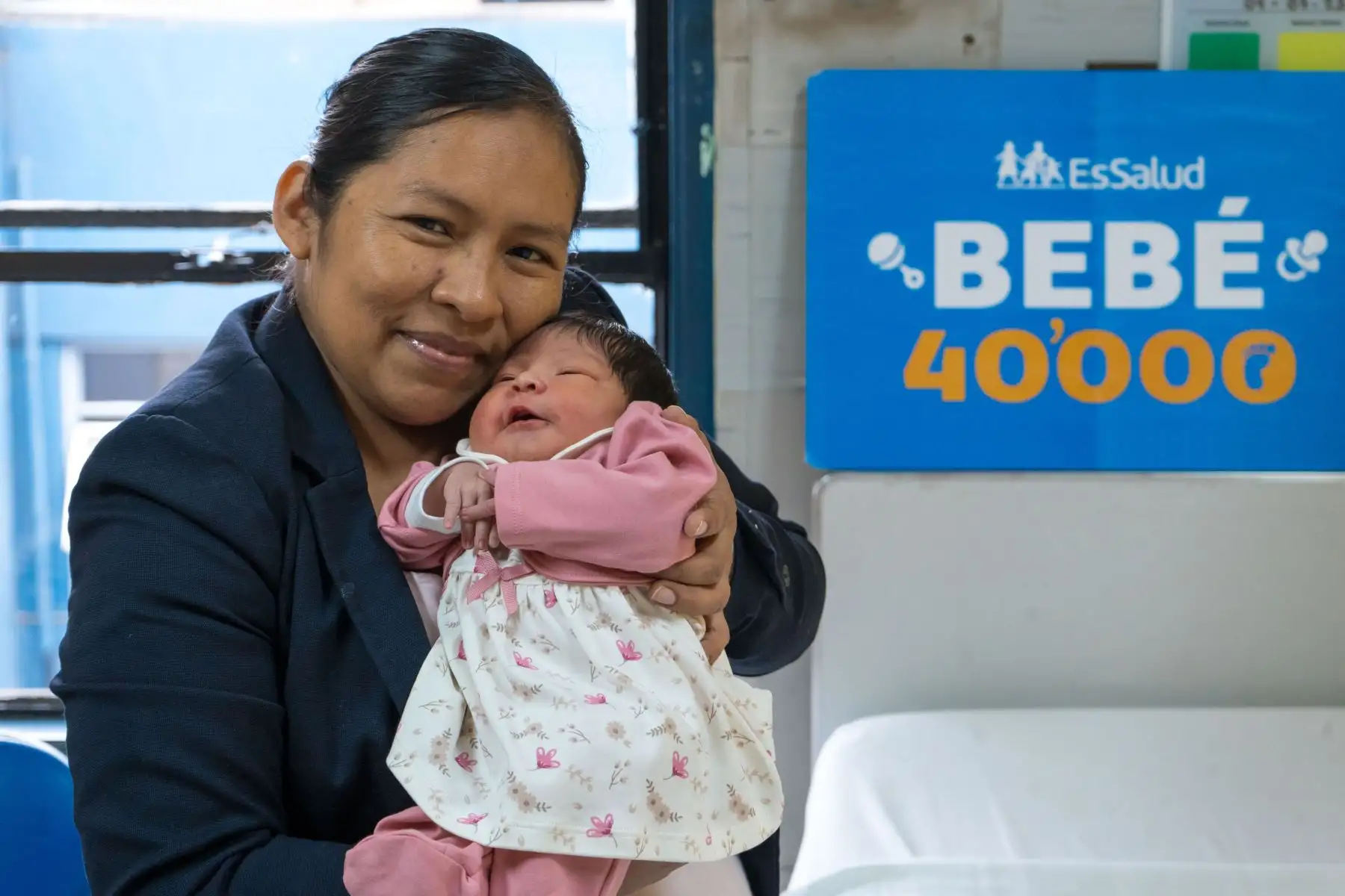El Seguro Social de Salud (EsSalud) se convirtió en parte de la historia de la pequeña Rut Noemí, quien se convirtió en el bebé 40 000 que nace en el Hospital Guillermo Almenara, luego de 39 semanas de gestación. Sus padres, Jeny Tanta Sulca y Armando Villamonte Sarihuaman, por primera vez lograron abrazarla, llenos de emoción, a las 10:10 a. m. del 10 de julio.
Foto: EsSalud