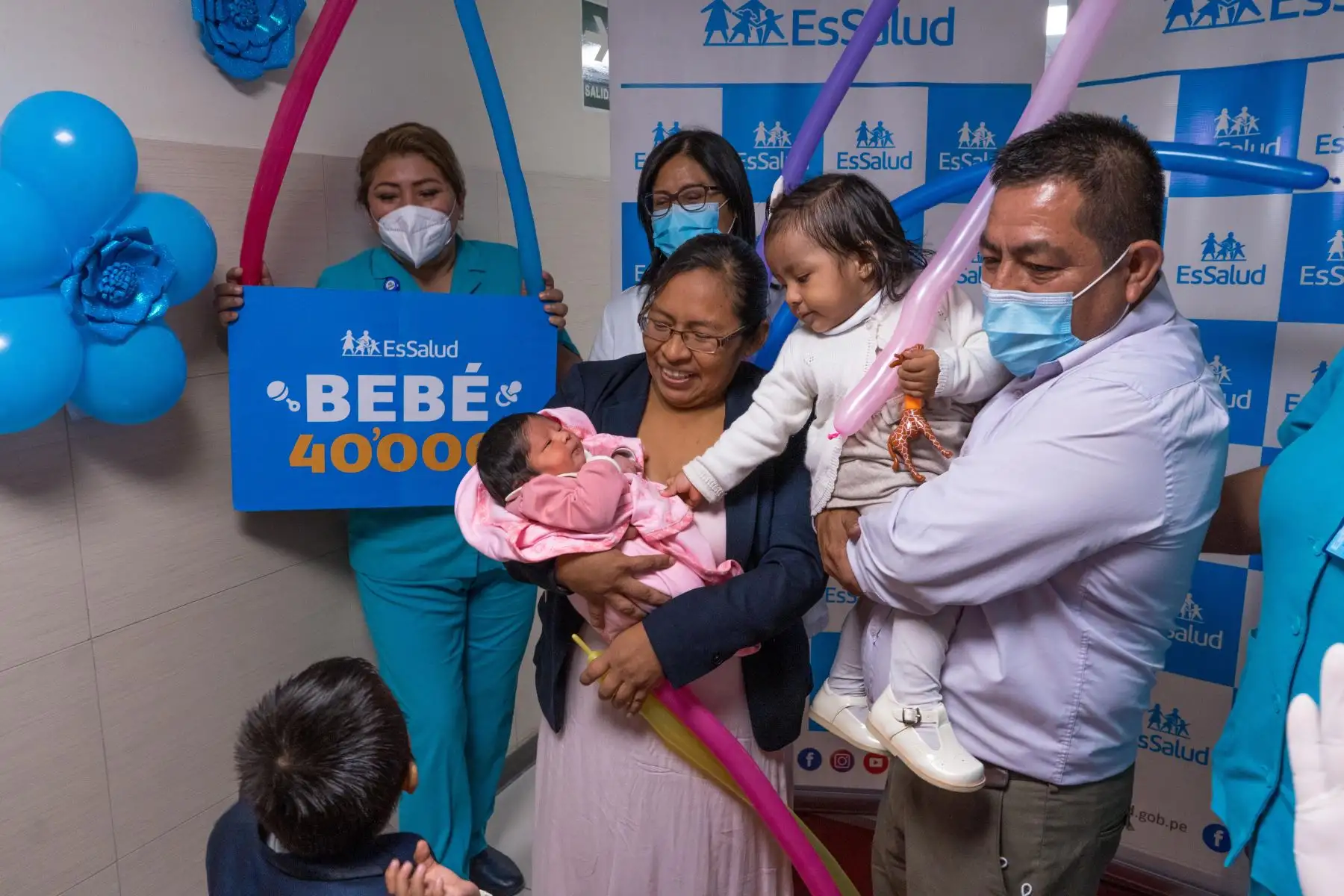 El Seguro Social de Salud (EsSalud) se convirtió en parte de la historia de la pequeña Rut Noemí, quien se convirtió en el bebé 40 000 que nace en el Hospital Guillermo Almenara, luego de 39 semanas de gestación. Sus padres, Jeny Tanta Sulca y Armando Villamonte Sarihuaman, por primera vez lograron abrazarla, llenos de emoción, a las 10:10 a. m. del 10 de julio.
Foto: EsSalud