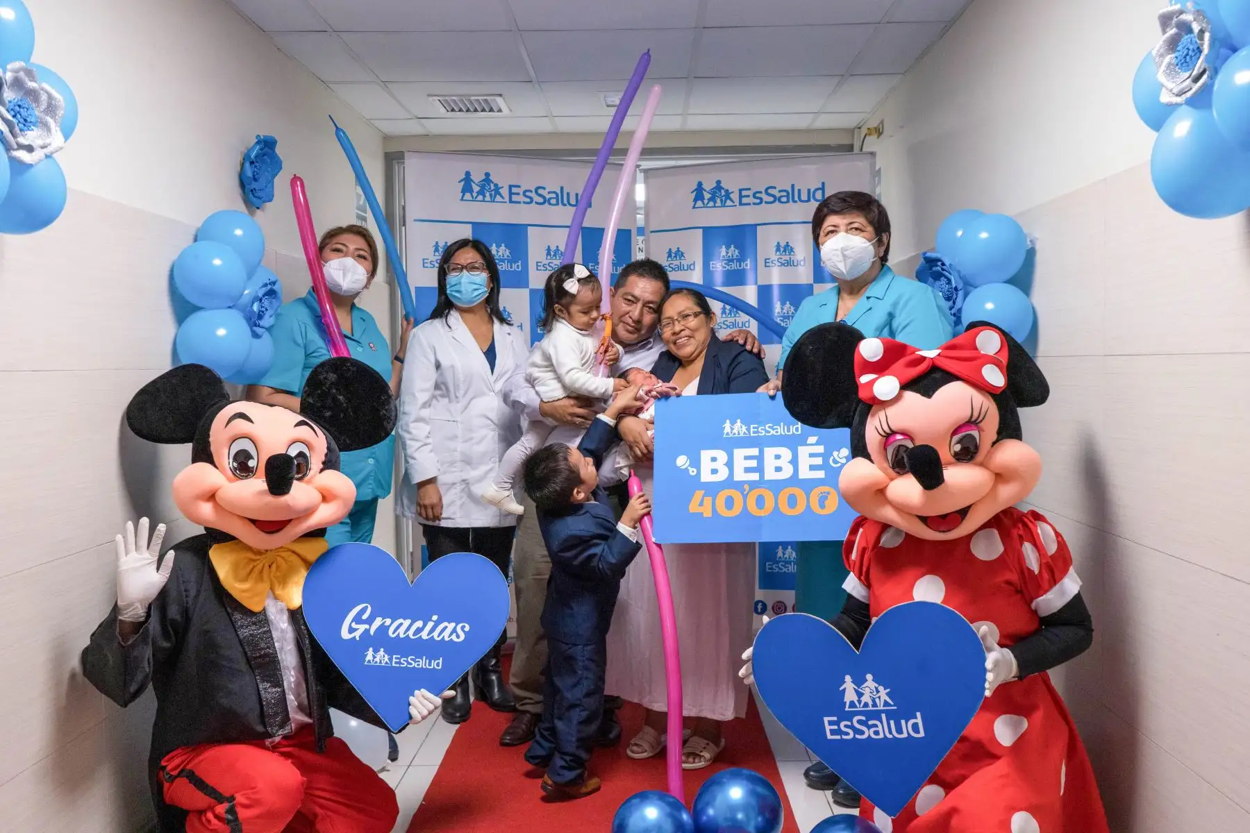 La recién nacida fue dada de alta en perfecto estado de salud tras una cesárea sin complicaciones. Pesó 3460 kg y midió 47.5 cm. Durante su estadía en el hospital Almenara, la pequeña Rut Noemí recibió una atención integral, con toda la calidez que se brinda a los bebés.
Foto: EsSalud