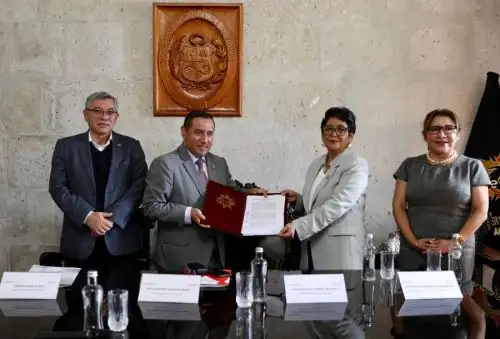 El Ministerio de Trabajo y Promoción del Empleo (MTPE) inauguró la feria ¡Formalízate Ahora! en la Plaza San Francisco de Arequipa, en la que diferentes instituciones se reunieron para brindar asesoría a emprendedores, 
trabajadores y empresarios sobre los procesos de formalización laboral, así como para explicar los beneficios que otorga la cultura de la formalidad.