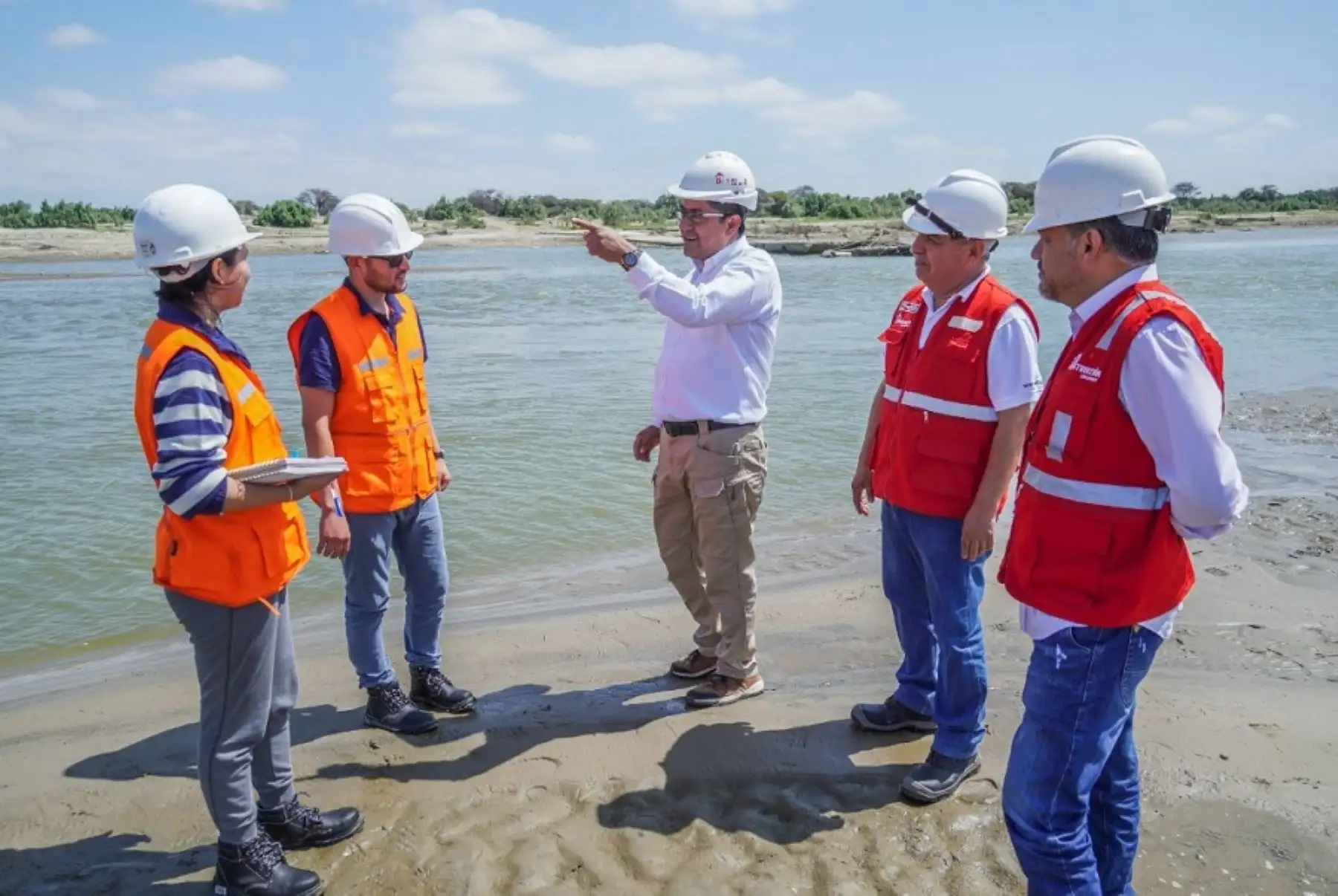 La Autoridad para la Reconstrucción con Cambios (ARCC) culminó el proceso de selección del proveedor que desarrollará las actividades de limpieza y descolmatación de cerca de siete kilómetros del canal de Chutuque y la protección de Virrilá, para la salida al mar del río Piura con el fin de reducir los efectos del eventual fenómeno El Niño global.