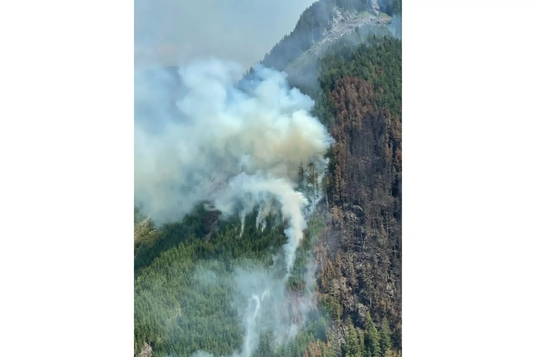 El sábado, 906 incendios estaban activos en el país, incluidos 570 considerados fuera de control. No se salva ninguna provincia canadiense.
Foto: AFP