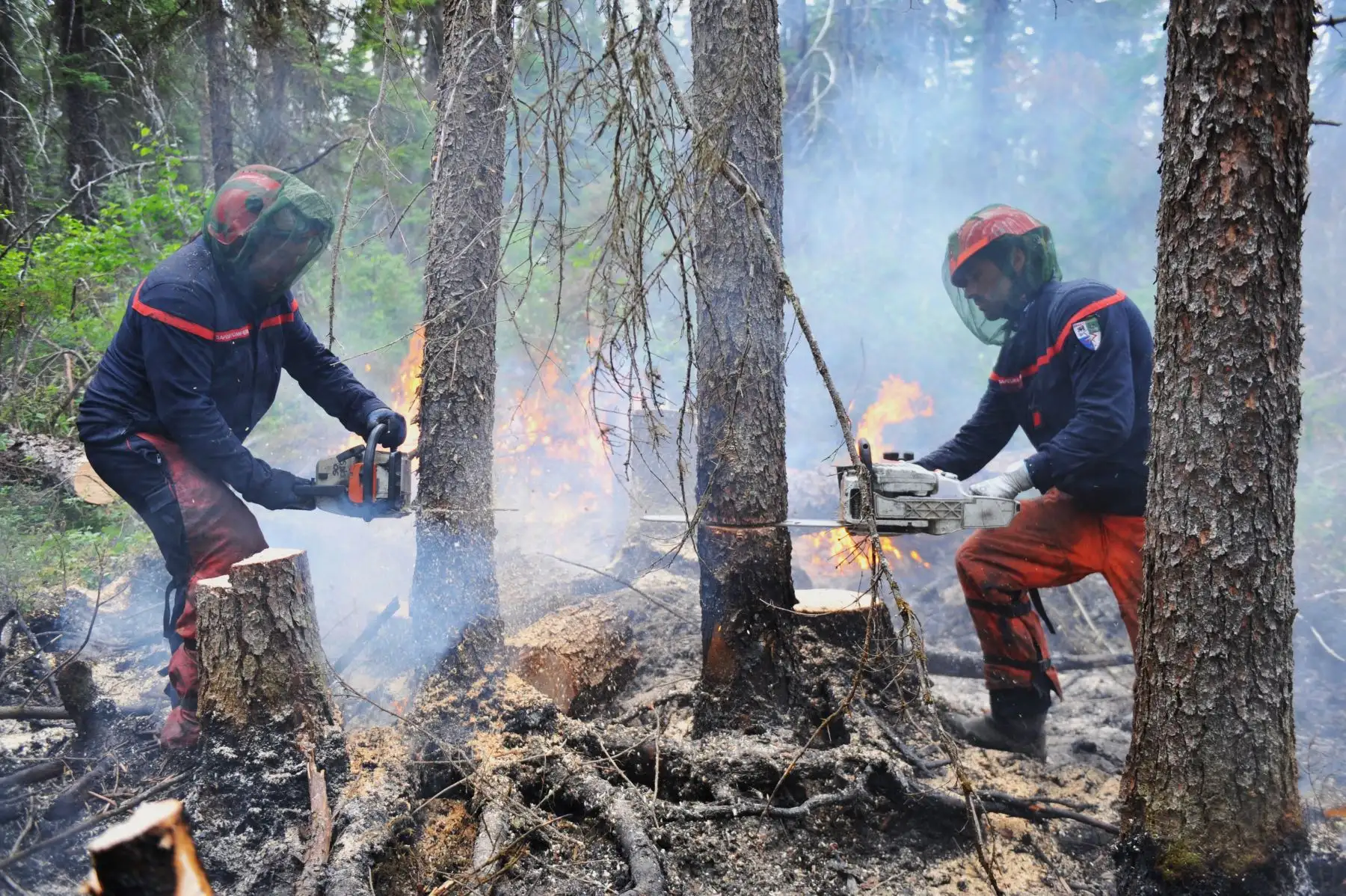 Bomberos de Quebec luchando contra los incendios forestales en la región de Abitibi-Témiscamingue de Quebec, a más de 650 km (400 millas) al norte de Montreal.
Foto: AFP