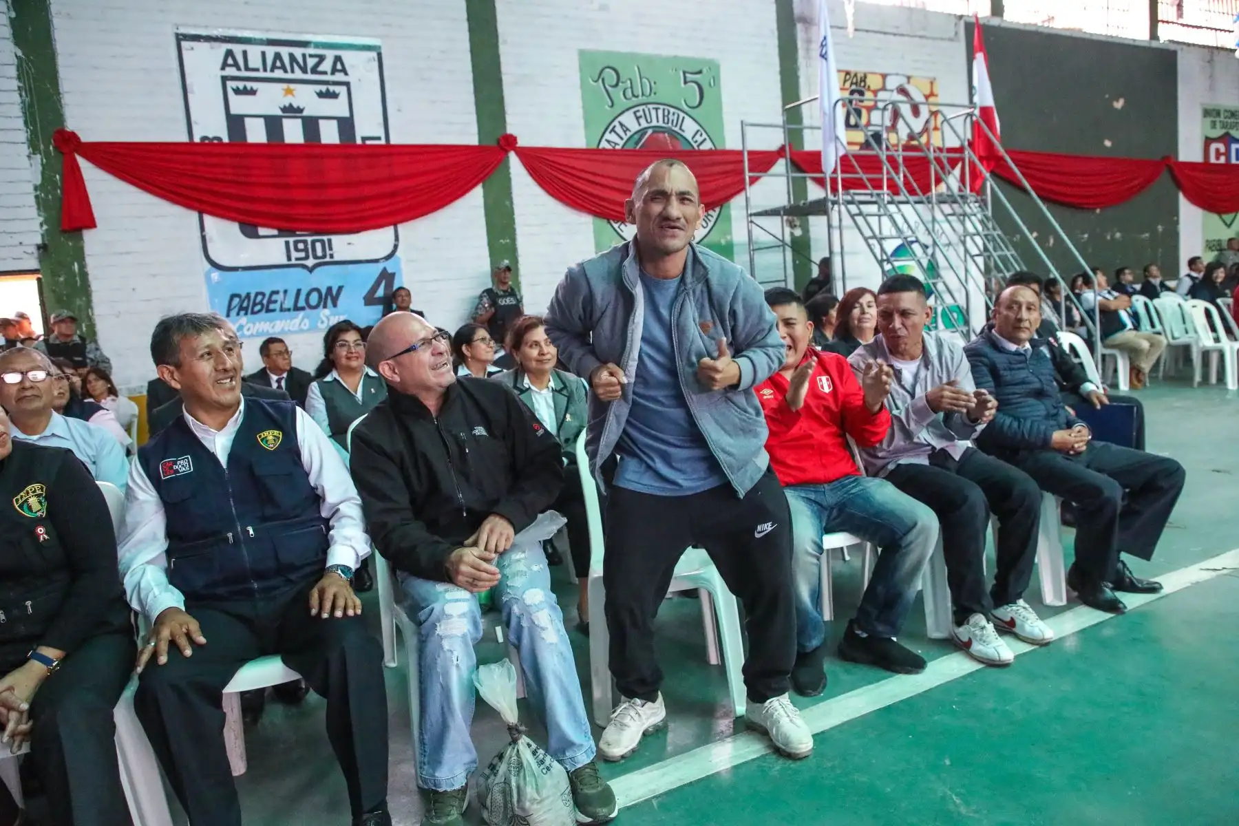 El auditorio del Establecimiento Penitenciario de Lurigancho se convirtió en un importante escenario por la celebración del Día de la Resocialización: Derribando Mitos, que tiene como fecha central el 16 de julio, siendo la educación y el trabajo los pilares fundamentales bajo los cuales el INPE actúa para lograr la rehabilitación de las personas privadas de libertad.
Foto: ANDINA/Difusión