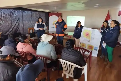 Pobladores del distrito de San Juan de Tarucani, en Arequipa recibieron charla informativa sobre el proceso eruptivo del volcán Ubinas, riesgos, medidas de prevención y recomendaciones para reducir los daños a la comunidad de la zona.