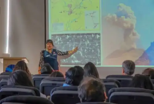 El Instituto Geofísico del Perú (IGP) recibió en las modernas instalaciones del Observatorio Vulcanológico del Sur (OVS), su sede desconcentrada en la ciudad de Arequipa, la visita de profesionales de la Asociación de Guías 
Oficiales de Turismo de Arequipa (Agotur), quienes conocieron por qué dicha región es dinámicamente tan activa, en donde los sismos y las erupciones volcánicas han moldeado un paisaje atractivo y particular.