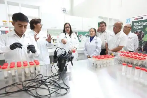 Para fortalecer la innovación agraria y fortalecer las actividades de los pequeños productores, la ministra de Desarrollo Agrario y Riego, Nelly Paredes del Castillo, entregó hoy el certificado de acreditación del servicio de laboratorio de la Estación Experimental Agraria (EEA) del Instituto Nacional de Innovación Agraria (INIA), situado en el distrito Baños del Inca en Cajamarca.