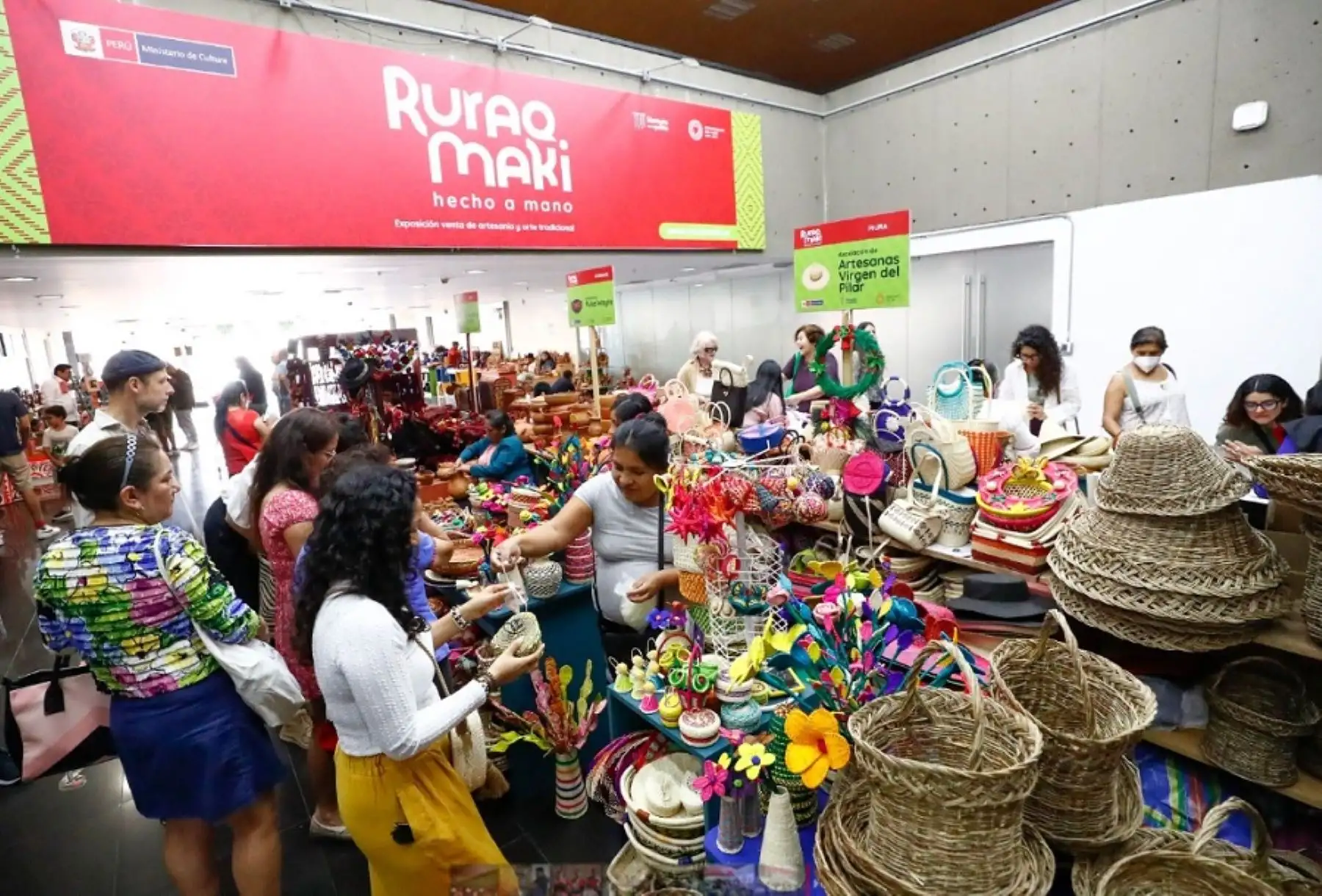 Más de 140 colectivos de artesanas, artesanos y artistas tradicionales de todo el país participarán desde este lunes 17 de julio en la décimo sexta edición de “Ruraq maki, Nuestra herencia hecha a mano”, la feria artesanal más grande e importante del país que se desarrollará en la sede central del Ministerio de Cultura ubicada en el distrito de San Borja.