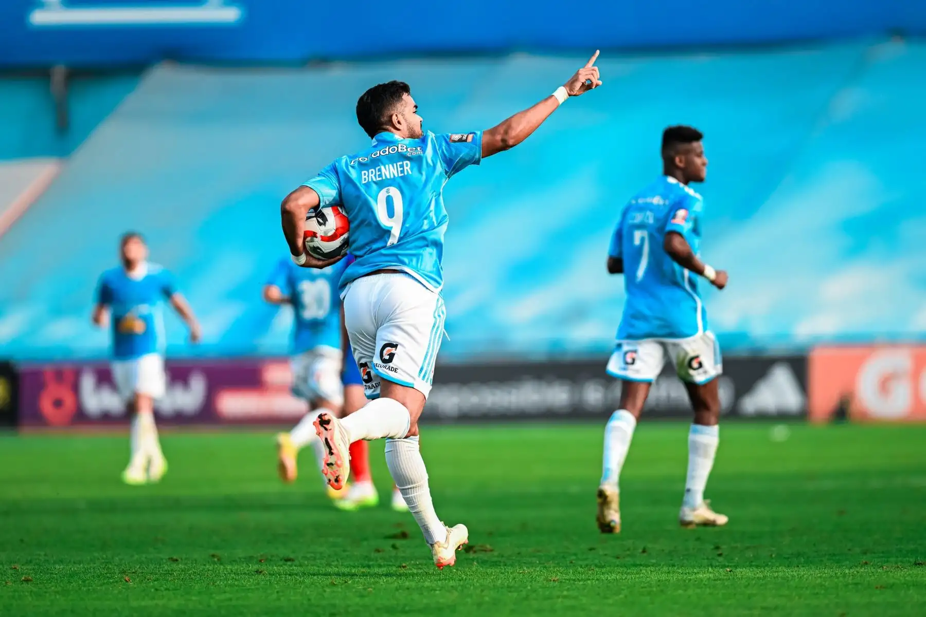 Brenner Marlos anotó un golazo sobre la hora para el triunfo de Sporting Cristal en el Alberto Gallardo, que iguala a Universitario en la cima del Clausura. Foto:Difusión