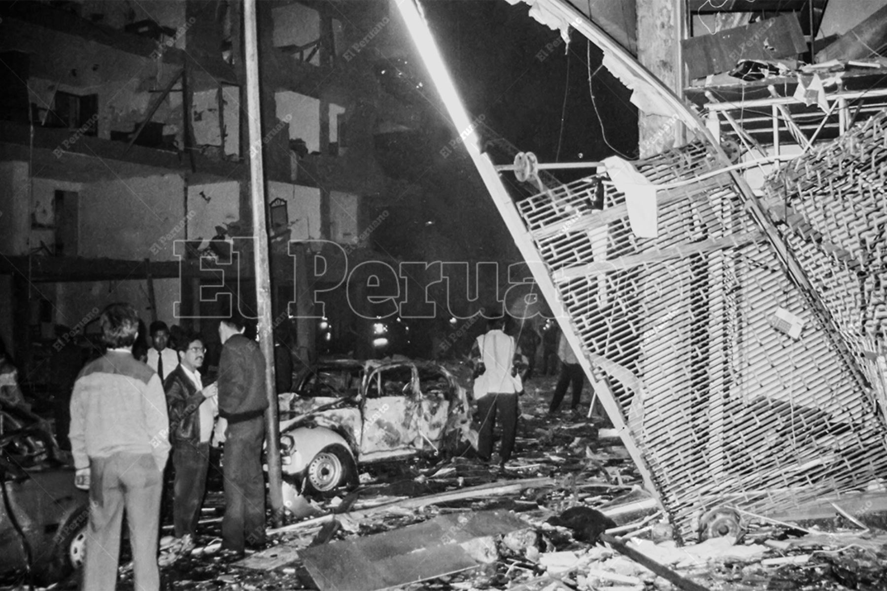 Lima - 16 julio 1992 / Atentado terrorista con coche bomba perpetrado por Sendero Luminoso en la calle Tarata de Miraflores. El estallido destruyó todo lo que estaba a 300 metros a la redonda. Foto: Archivo Histórico de El Peruano