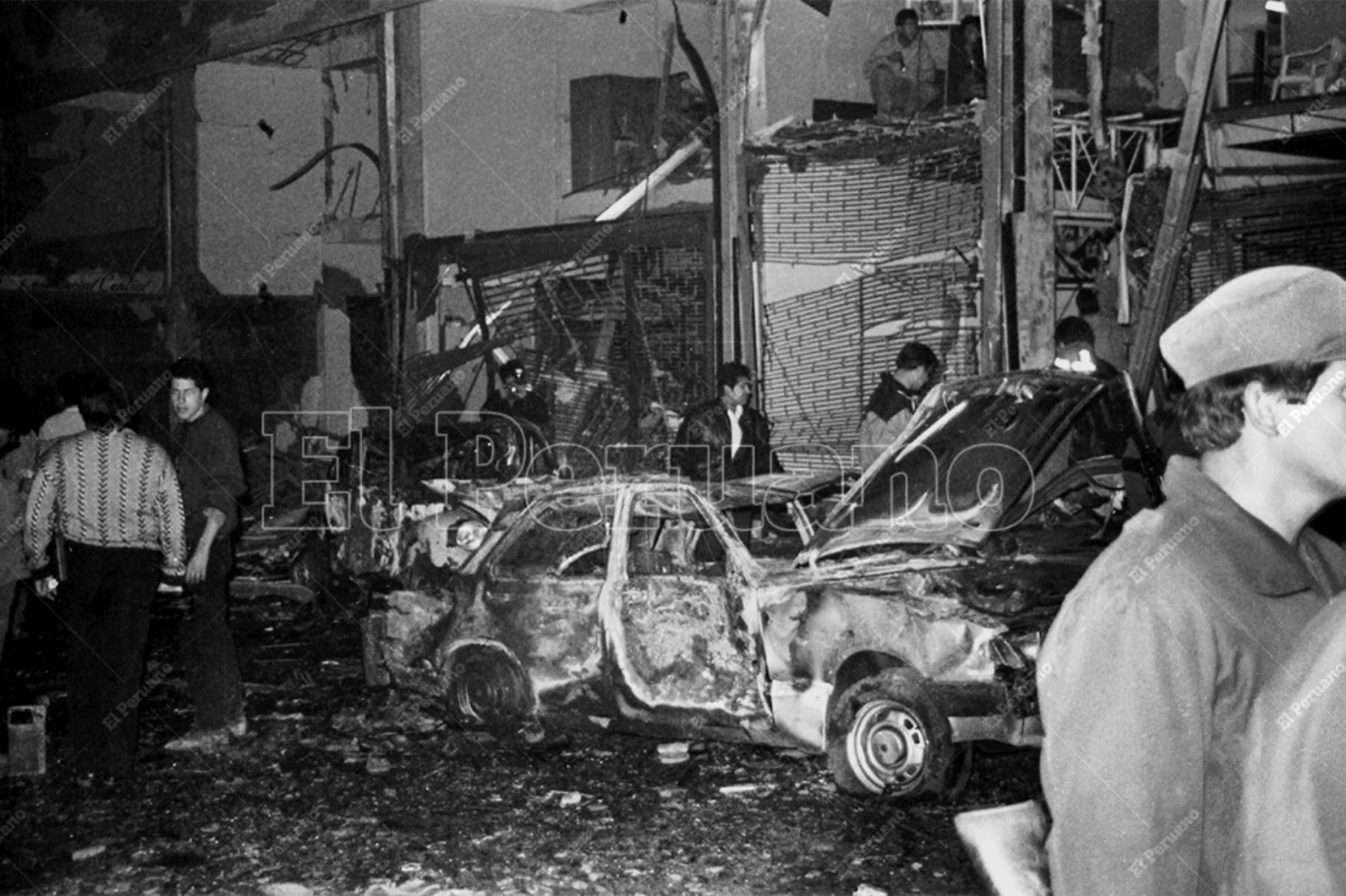 Lima - 16 julio 1992 / Atentado terrorista con coche bomba perpetrado por Sendero Luminoso en la calle Tarata de Miraflores. El estallido destruyó todo lo que estaba a 300 metros a la redonda. Foto: Archivo Histórico de El Peruano