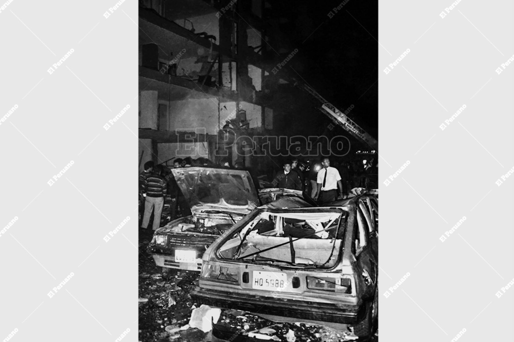 Lima - 16 julio 1992 / Atentado terrorista con coche bomba perpetrado por Sendero Luminoso en la calle Tarata de Miraflores. El estallido destruyó todo lo que estaba a 300 metros a la redonda. Foto: Archivo Histórico de El Peruano