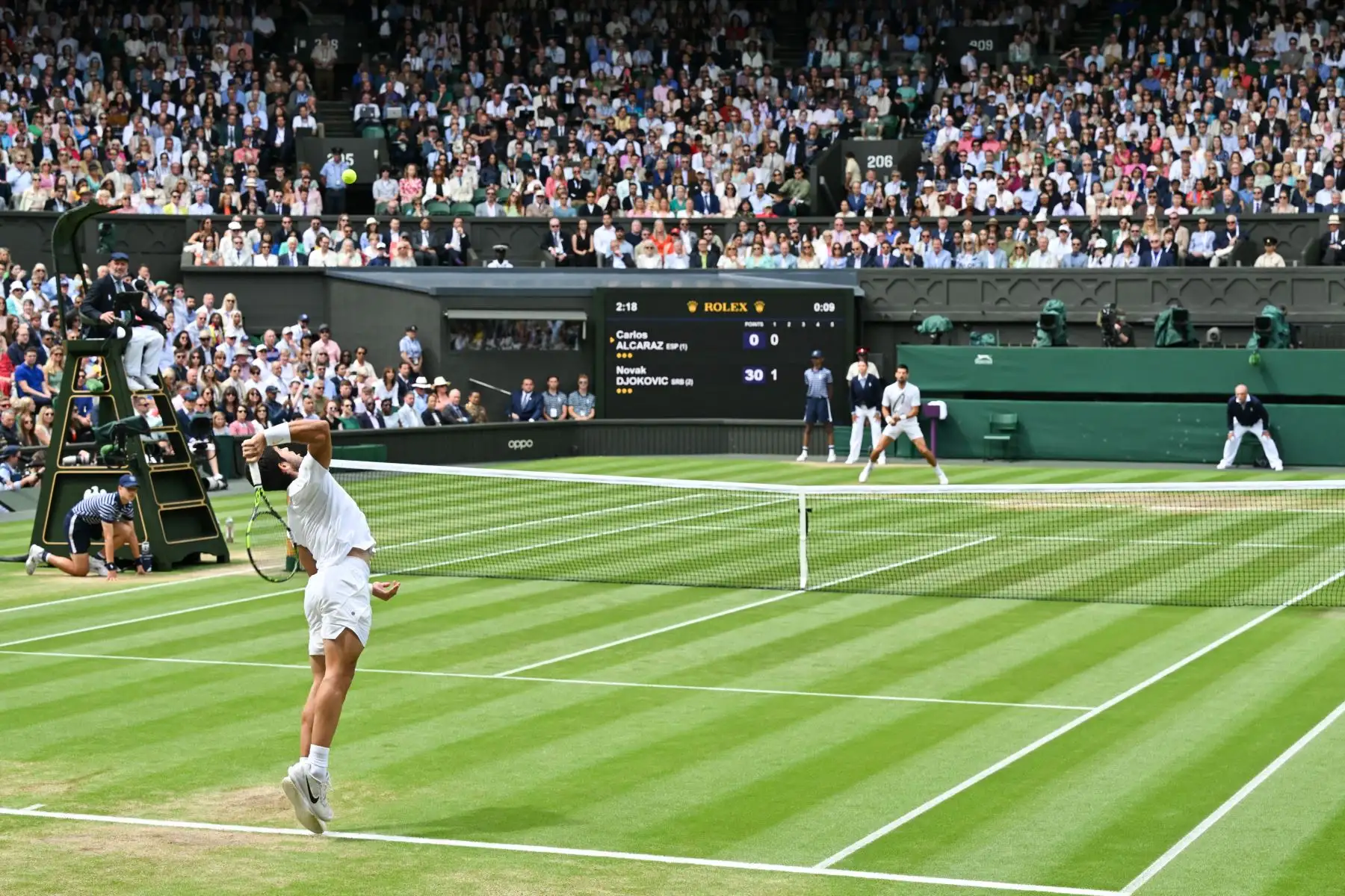 El español Carlos Alcaraz sirve contra el serbio Novak Djokovic durante su último partido de tenis individual masculino el último día del Campeonato de Wimbledon 2023 en The All England Tennis Club en Wimbledon, suroeste de Londres, el 16 de julio de 2023.
Foto: AFP