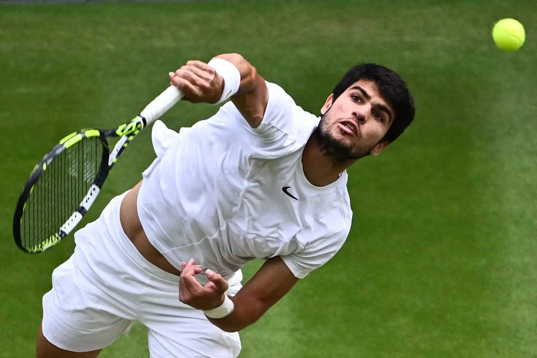 El español Carlos Alcaraz sirve contra el serbio Novak Djokovic durante su último partido de tenis individual masculino el último día del Campeonato de Wimbledon 2023 en The All England Tennis Club en Wimbledon, suroeste de Londres, el 16 de julio de 2023.
Foto: AFP