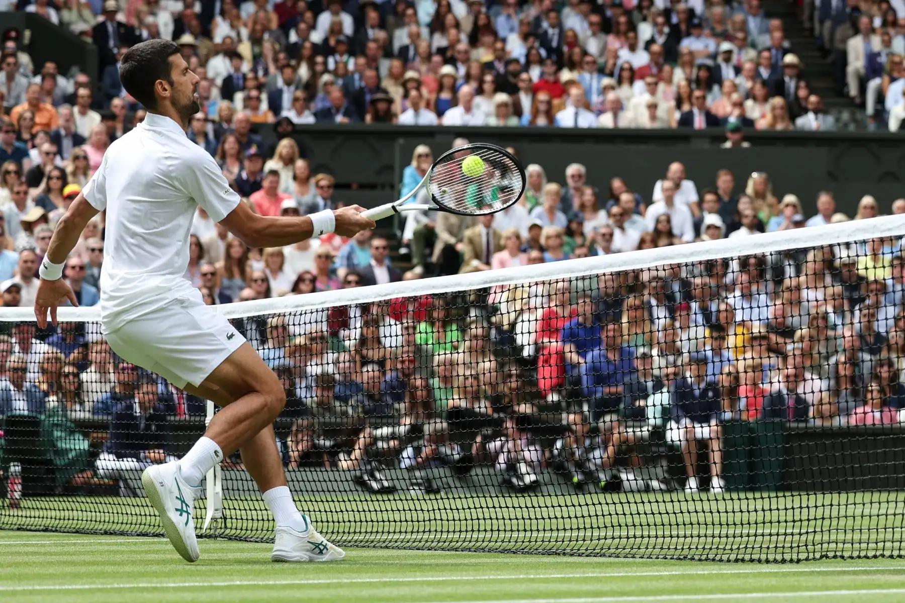 El serbio Novak Djokovic devuelve el balón al español Carlos Alcaraz durante el último partido de tenis individual masculino el último día del Campeonato de Wimbledon 2023 en The All England Tennis Club en Wimbledon, suroeste de Londres, el 16 de julio de 2023.
Foto: AFP