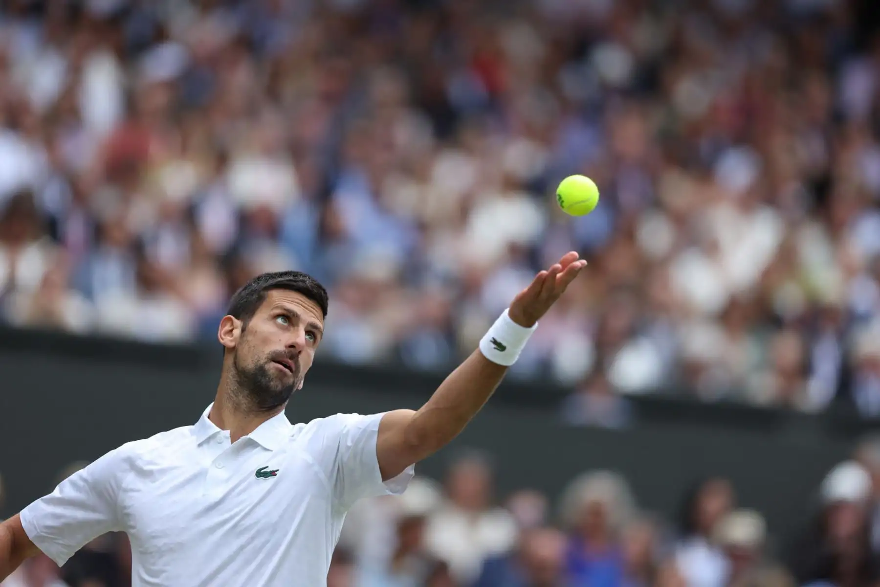 Novak Djokovic de Serbia en acción durante el partido final de hombres contra Carlos Alcaraz de España en el Campeonato de Wimbledon, Wimbledon, Gran Bretaña, el 16 de julio de 2023.
Foto: EFE