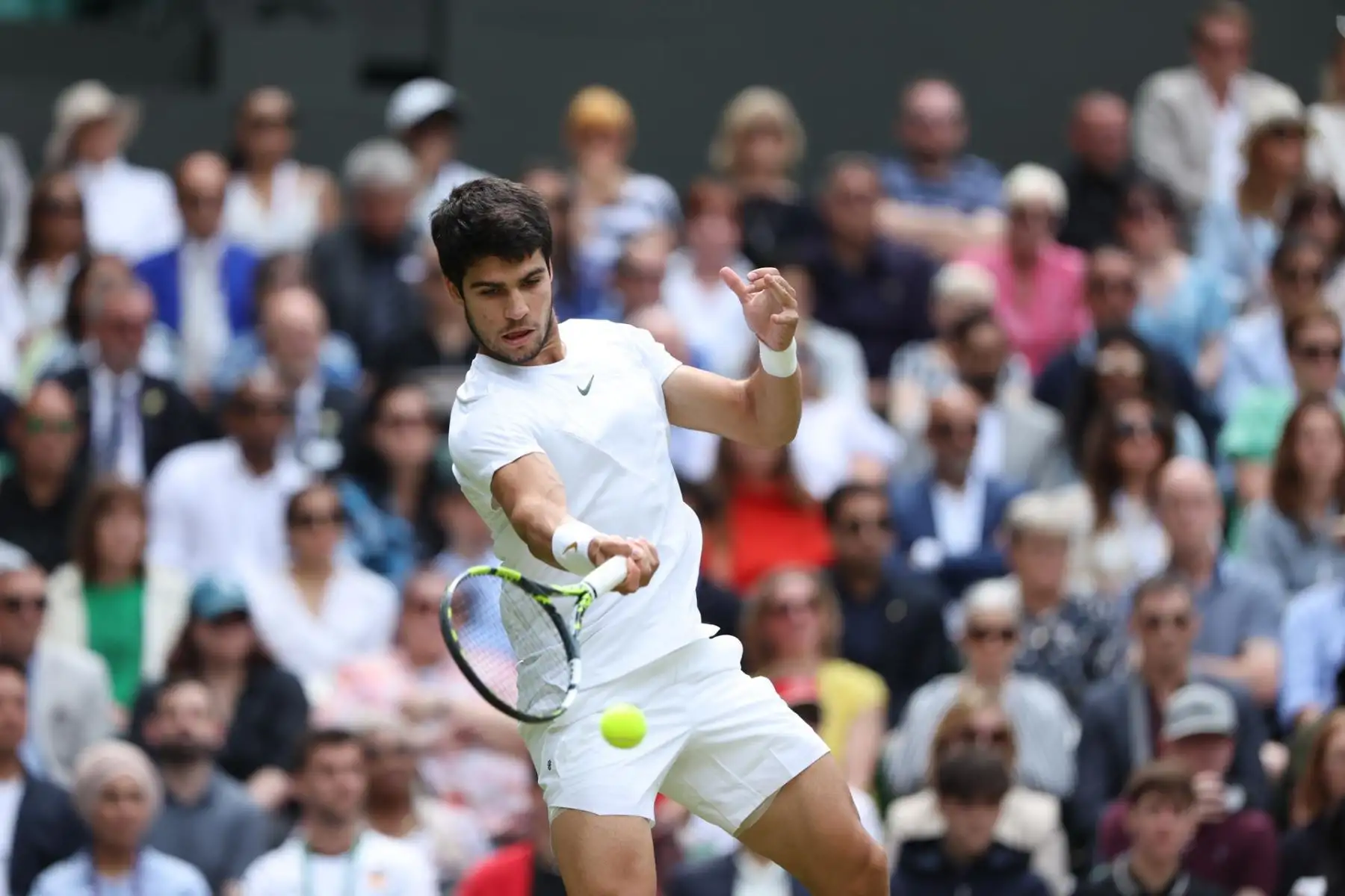 Carlos Alcaraz de España en acción durante el partido final de hombres solteros contra Novak Djokovic de Serbia en el Campeonato de Wimbledon, Wimbledon, Gran Bretaña, el 16 de julio de 2023.
Foto: EFE