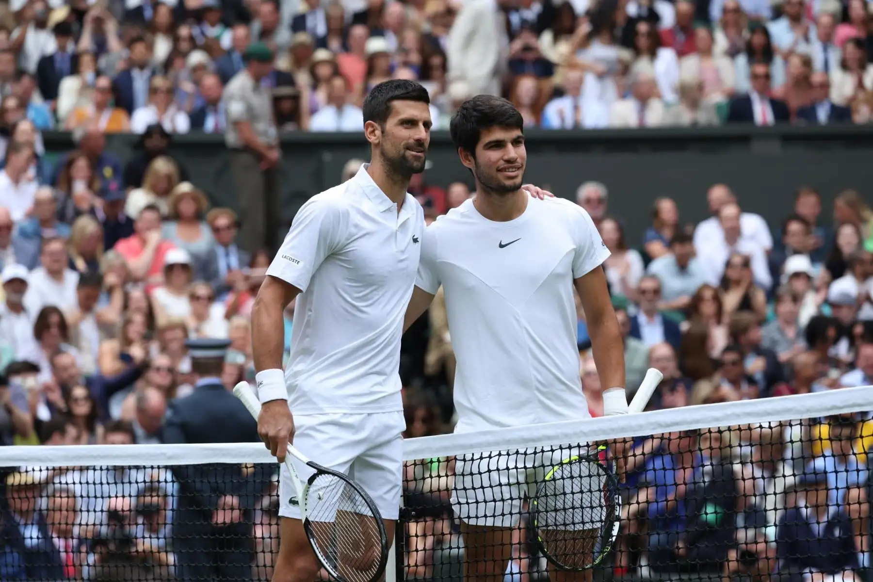 Novak Djokovic de Serbia (izquierda) y Carlos Alcaraz de España posan para la foto antes del partido final de masculinos en el Campeonato de Wimbledon, Wimbledon, Gran Bretaña, el 16 de julio de 2023.
Foto: EFE