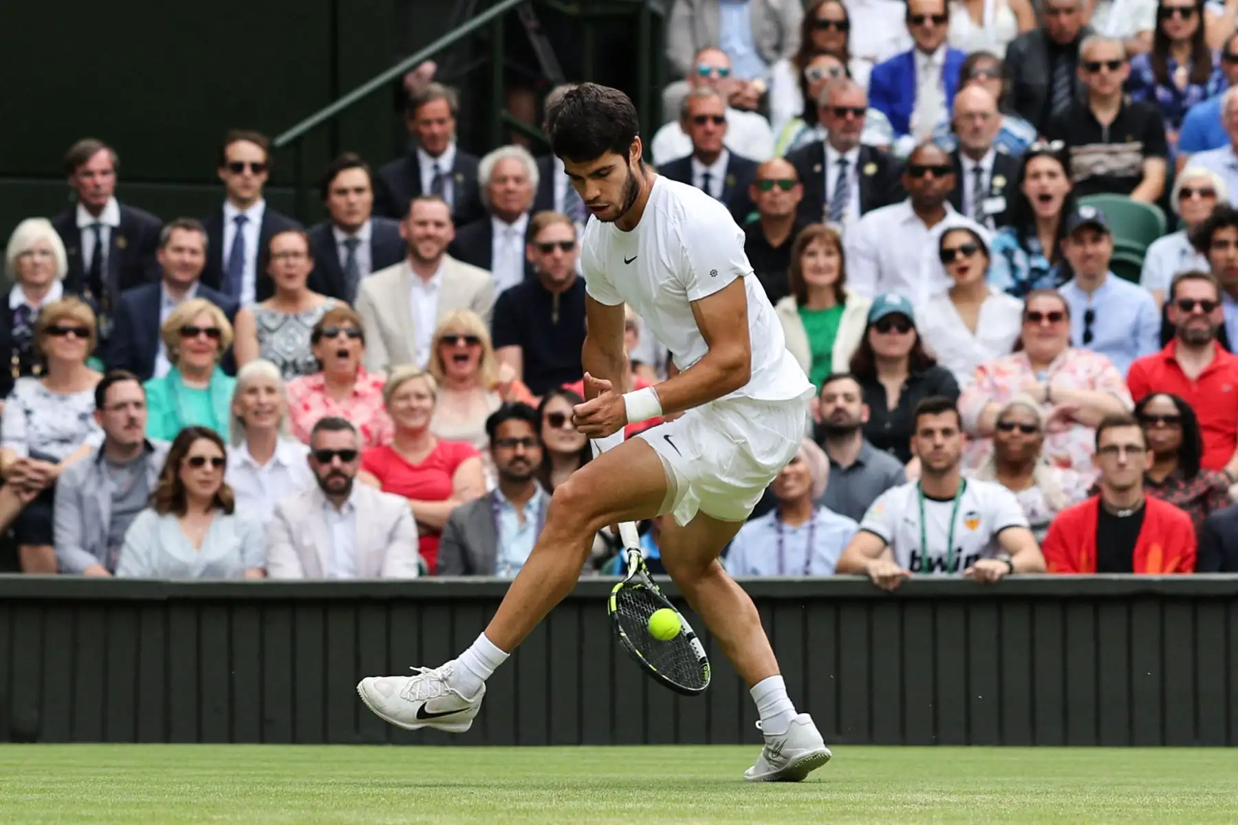 El español Carlos Alcaraz devuelve el balón a través de las piernas contra el serbio Novak Djokovic durante su último partido de tenis individual masculino el último día del Campeonato de Wimbledon 2023 en The All England Tennis Club en Wimbledon, suroeste de Londres, el 16 de julio de 2023.
Foto: AFP