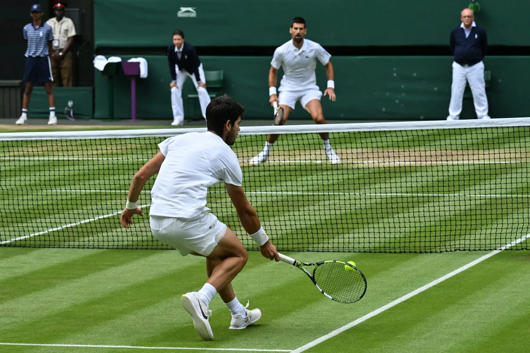 El español Carlos Alcaraz devuelve el balón al serbio Novak Djokovic durante el último partido de tenis individual masculino el último día del Campeonato de Wimbledon 2023 en The All England Tennis Club en Wimbledon, suroeste de Londres, el 16 de julio de 2023.
Foto: AFP
