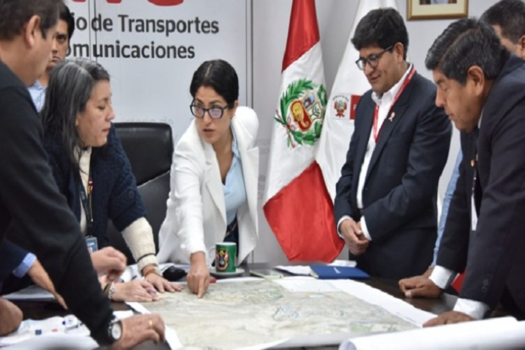 La ministra de Transportes y Comunicaciones, Paola Lazarte, sostuvo una reunión de trabajo con el gobernador regional Rohel Sánchez, el director ejecutivo de ProInversión, José Antonio Salardi, y autoridades locales del sur.