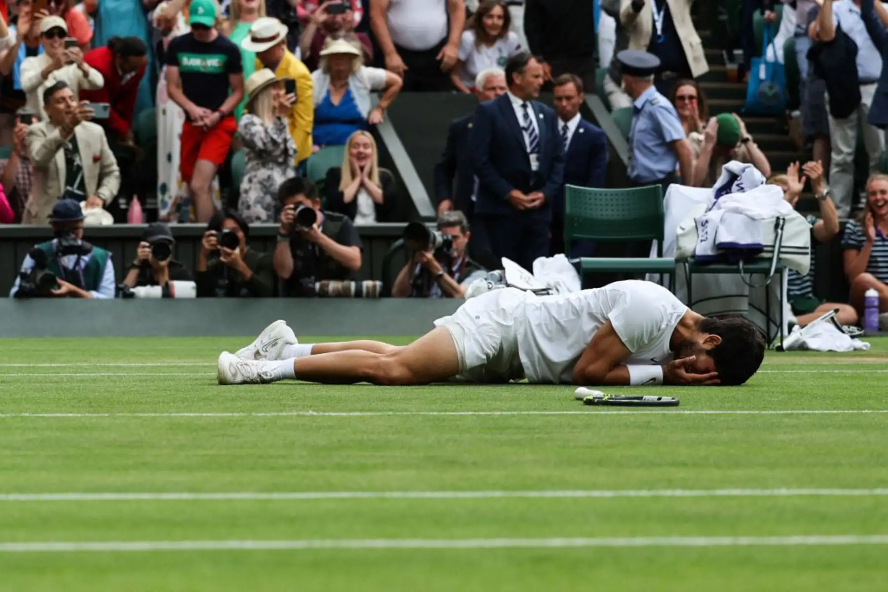 El español Carlos Alcaraz vence al serbio Novak Djokovic durante el último partido de tenis individual masculino el último día del Campeonato de Wimbledon 2023 en The All England Tennis Club en Wimbledon, suroeste de Londres. Foto: AFP