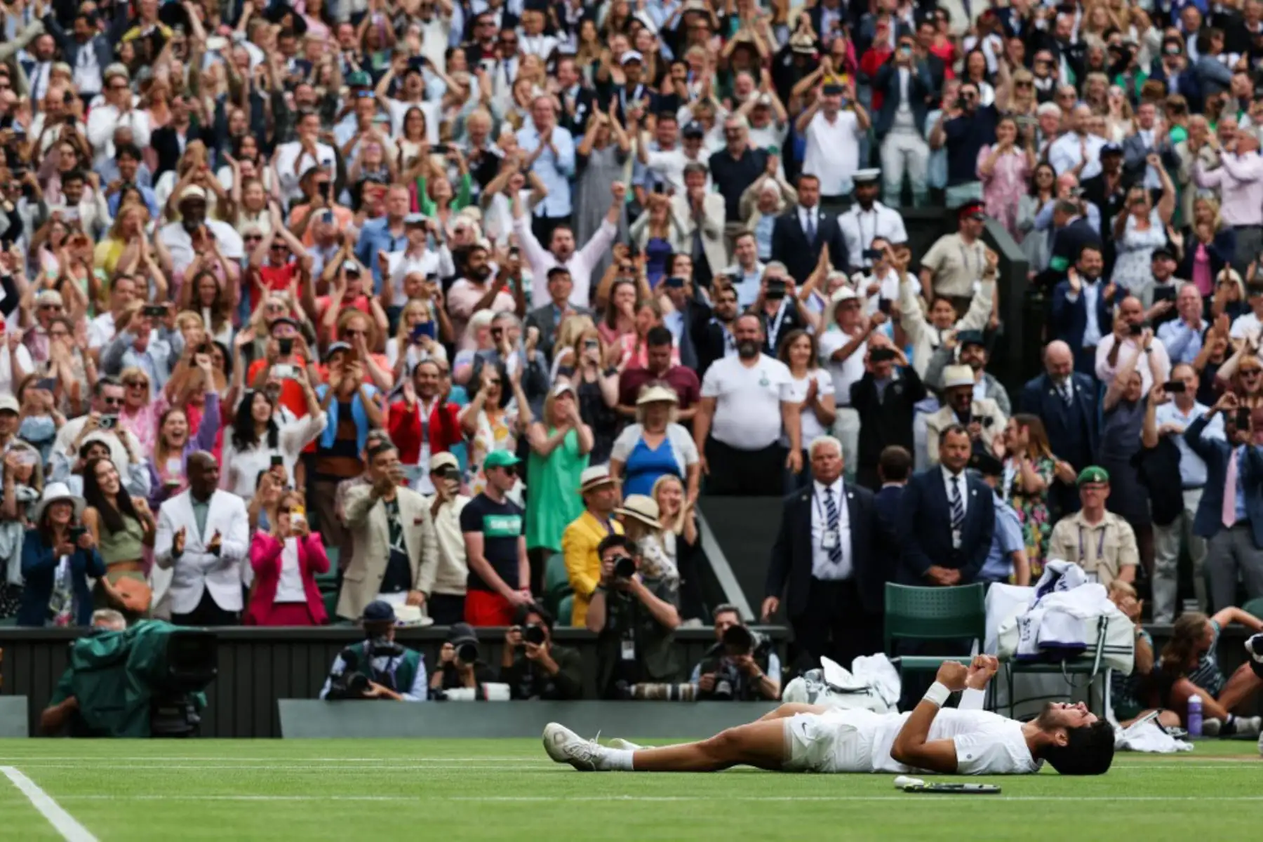 El español Carlos Alcaraz vence al serbio Novak Djokovic durante el último partido de tenis individual masculino el último día del Campeonato de Wimbledon 2023 en The All England Tennis Club en Wimbledon, suroeste de Londres. Foto: AFP