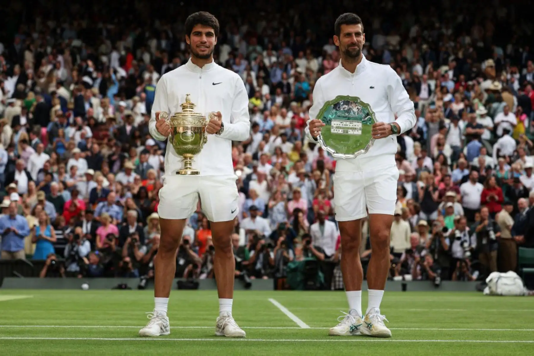 El español Carlos Alcaraz vence al serbio Novak Djokovic durante el último partido de tenis individual masculino el último día del Campeonato de Wimbledon 2023 en The All England Tennis Club en Wimbledon, suroeste de Londres. Foto: AFP