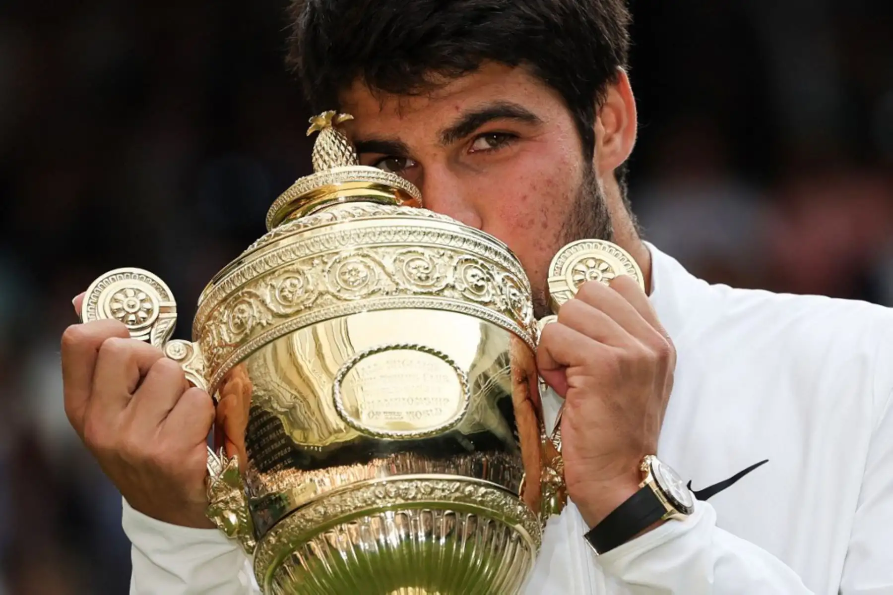 El español Carlos Alcaraz besa el trofeo del ganador después de vencer al serbio Novak Djokovic durante el último partido de tenis individual masculino el último día del Campeonato de Wimbledon 2023 en The All England Tennis Club en Wimbledon. Foto: AFP