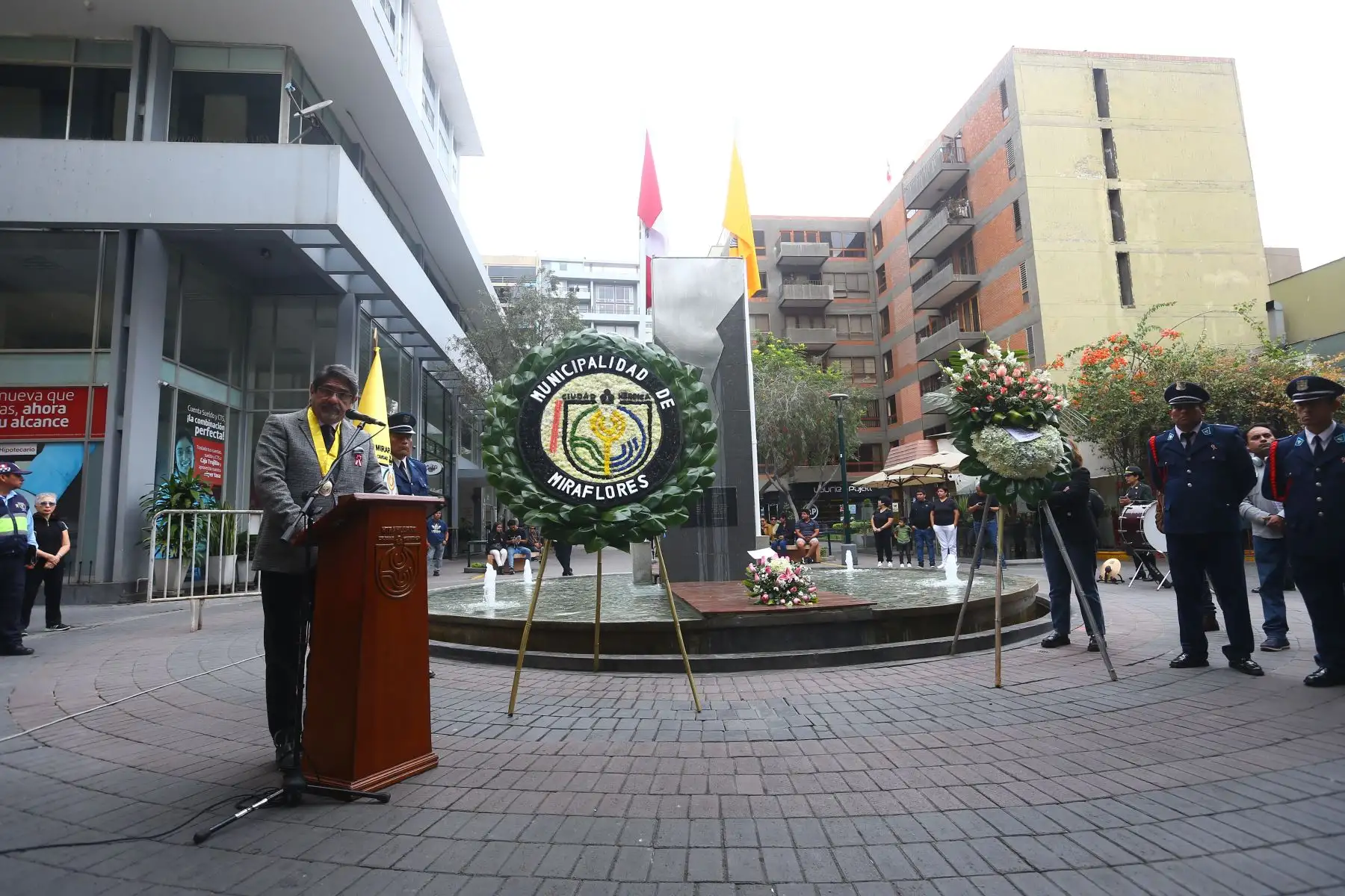 Municipalidad de Miraflores organiza  la ceremonia de conmemoración por los 31 años del atentado de Tarata. En este acto se rinde homenaje a las víctimas del atentado terrorista perpetrado en 1992 en la cuadra 2 de la calle Tarata, que dejó 25 víctimas mortales y más de 200 heridos. La ceremonia cuenta con la participación del alcalde de Miraflores, Carlos Canales Anchorena. 
Foto: ANDINA/Eddy Ramos