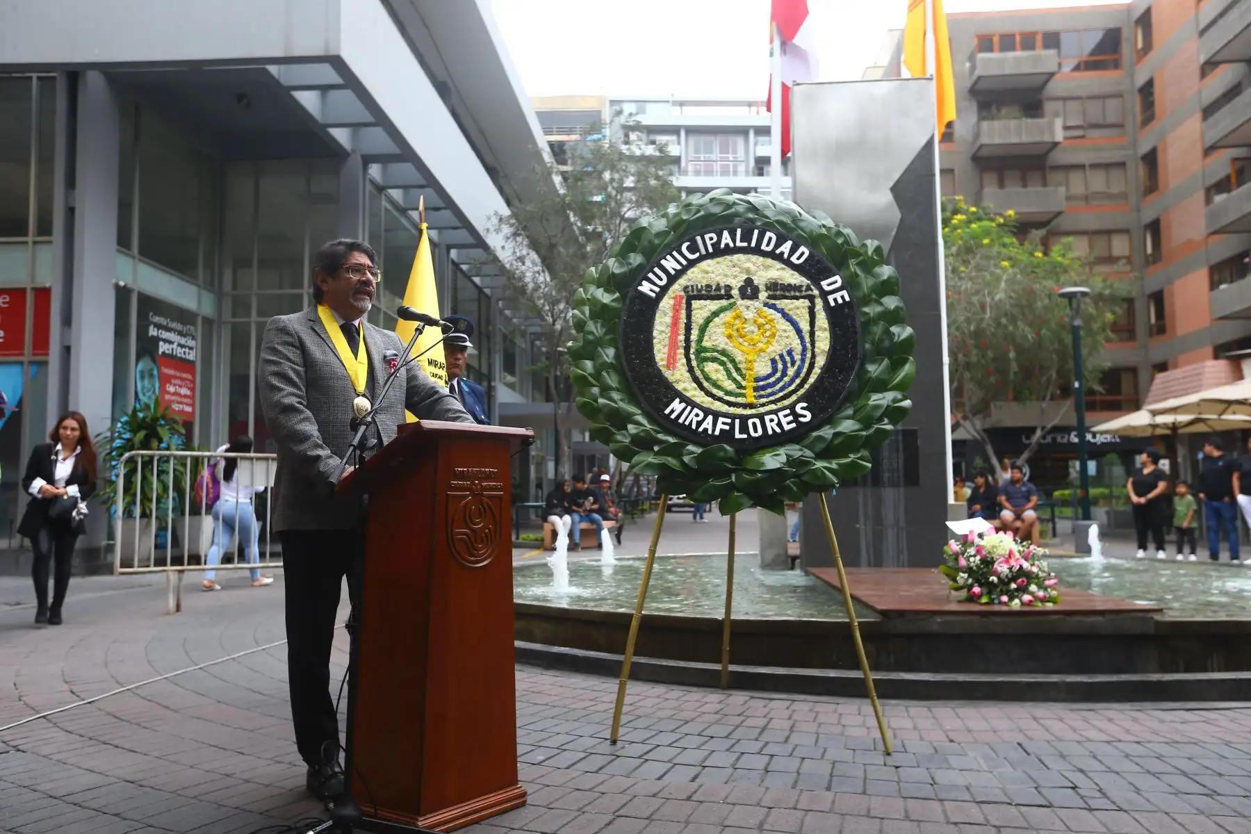 Municipalidad de Miraflores organiza  la ceremonia de conmemoración por los 31 años del atentado de Tarata. En este acto se rinde homenaje a las víctimas del atentado terrorista perpetrado en 1992 en la cuadra 2 de la calle Tarata, que dejó 25 víctimas mortales y más de 200 heridos. La ceremonia cuenta con la participación del alcalde de Miraflores, Carlos Canales Anchorena. 
Foto: ANDINA/Eddy Ramos